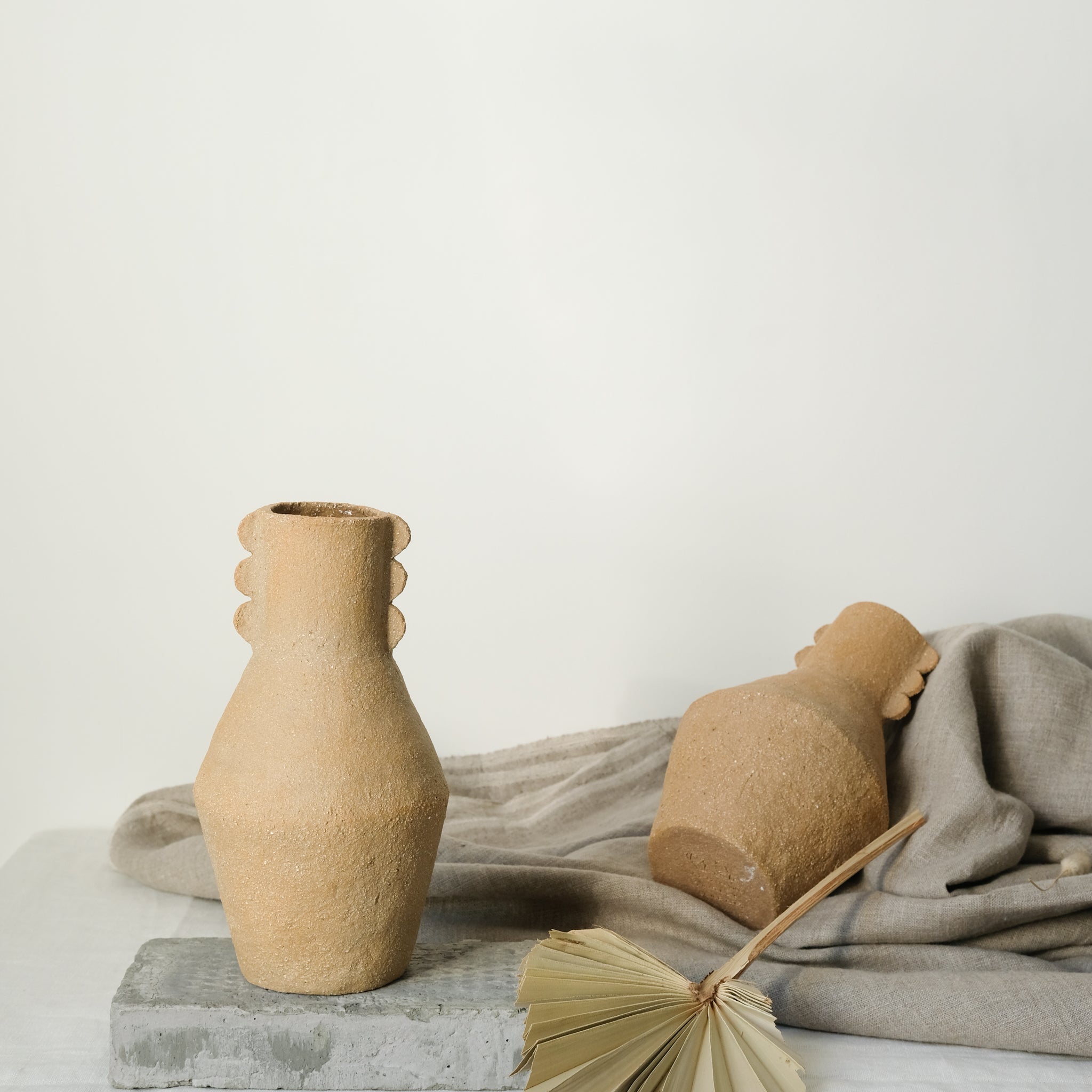 Vase Totem en grès roux de Cassandre Bouilly chez Brutal Ceramics