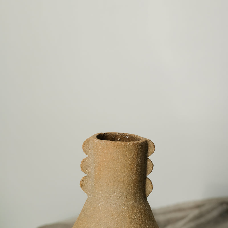 Vase Totem en grès roux de Cassandre Bouilly chez Brutal Ceramics