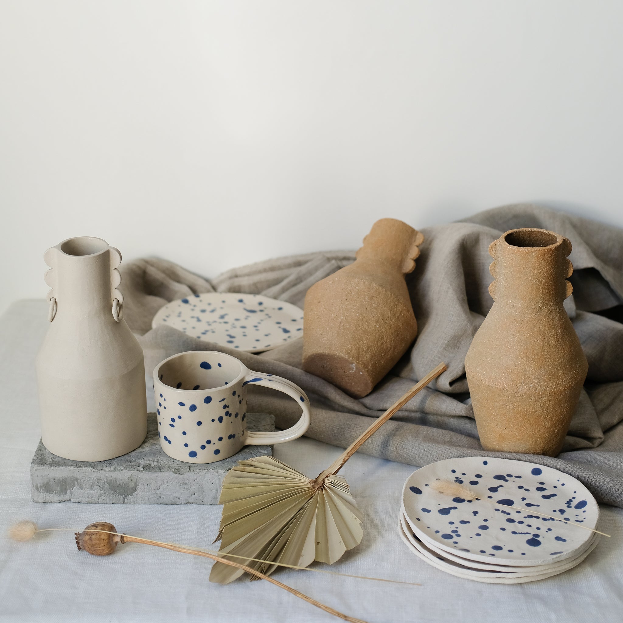 Vase Totem en grès roux de Cassandre Bouilly chez Brutal Ceramics