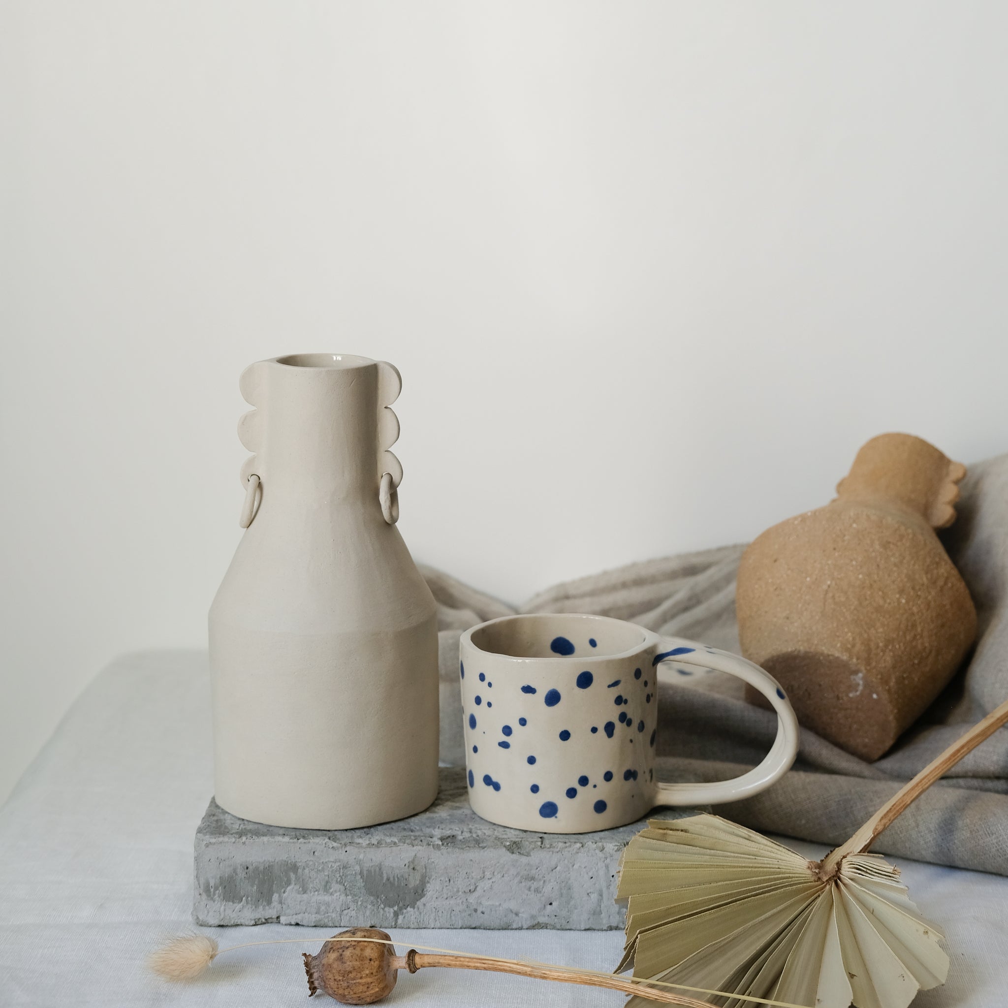 Vase Totem oreilles percées de Cassandre Bouilly chez Brutal Ceramics