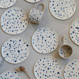 Assiette mouchetée bleue de Cassandre Bouilly chez Brutal Ceramics