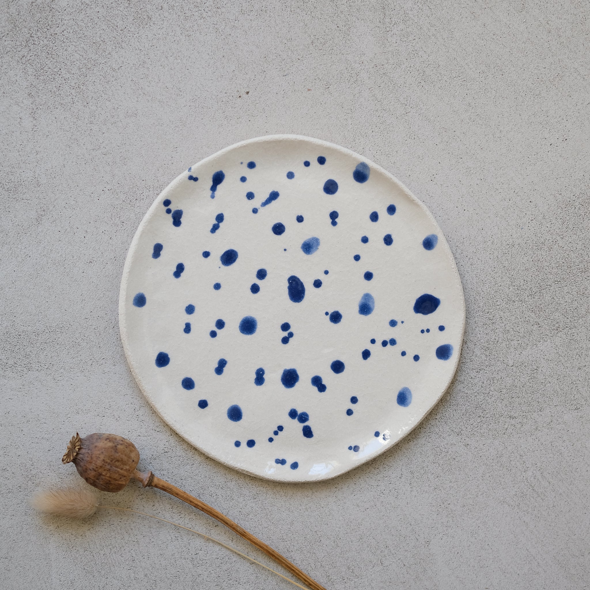 Assiette mouchetée bleue de Cassandre Bouilly chez Brutal Ceramics
