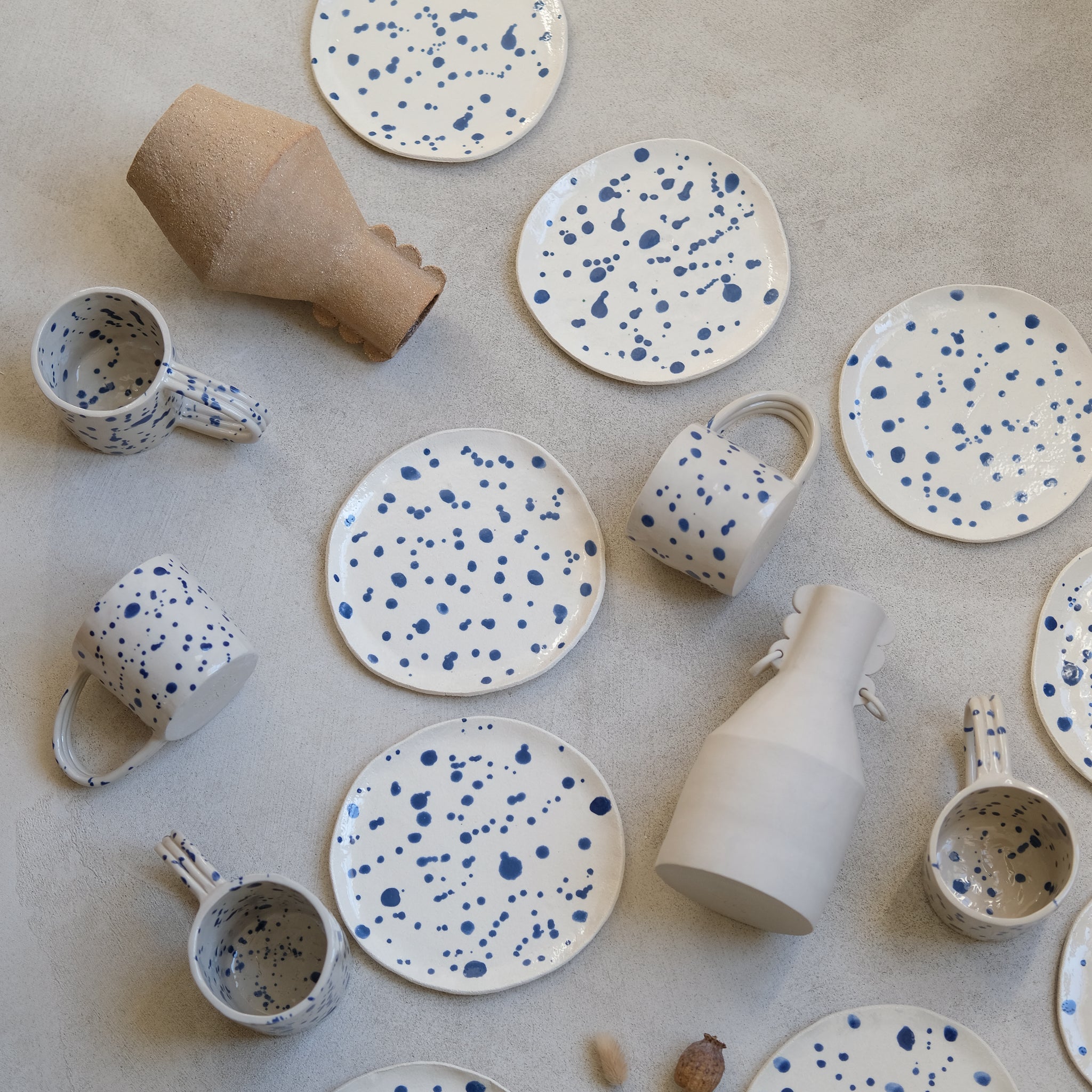 Assiette mouchetée bleue de Cassandre Bouilly chez Brutal Ceramics