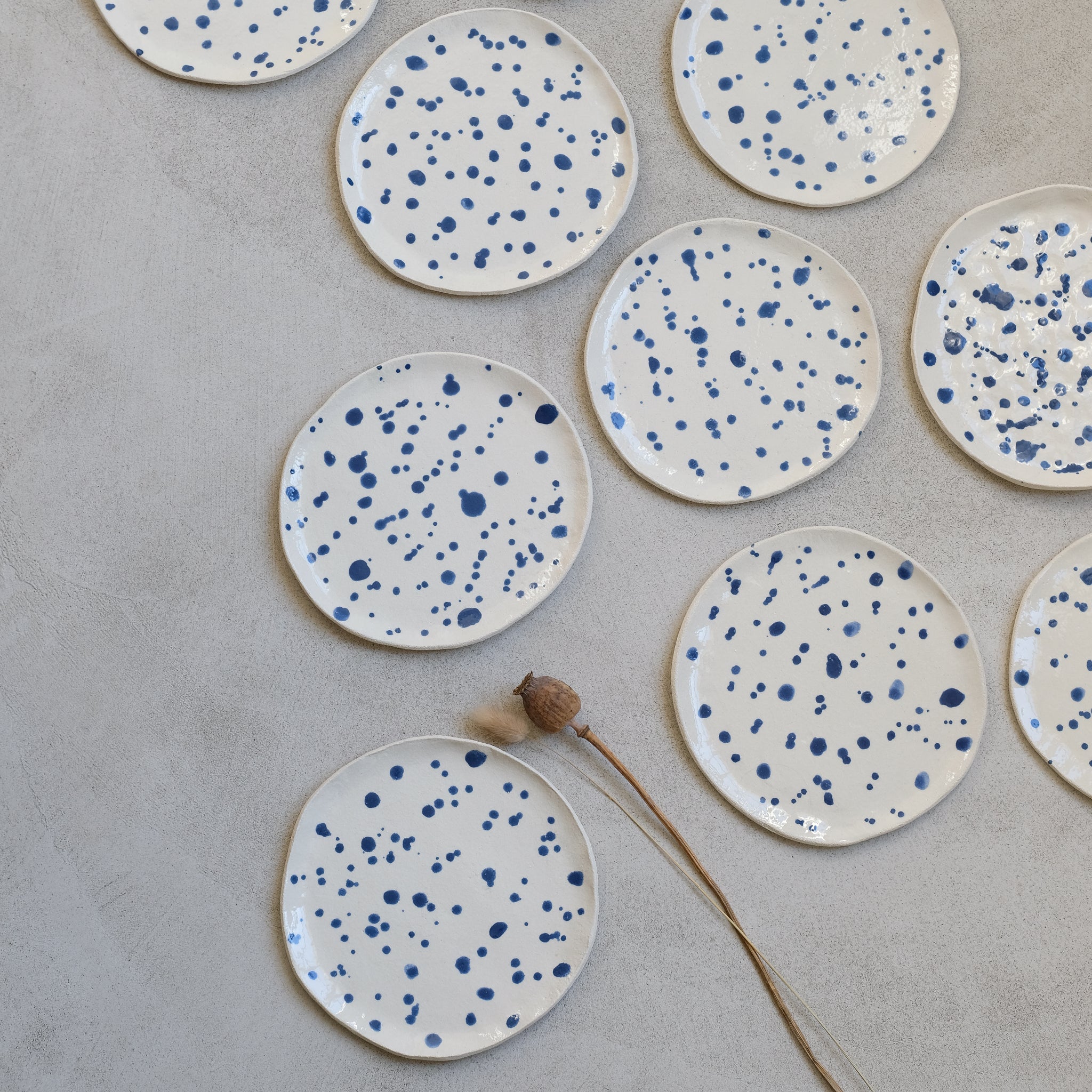Assiette mouchetée bleue de Cassandre Bouilly chez Brutal Ceramics