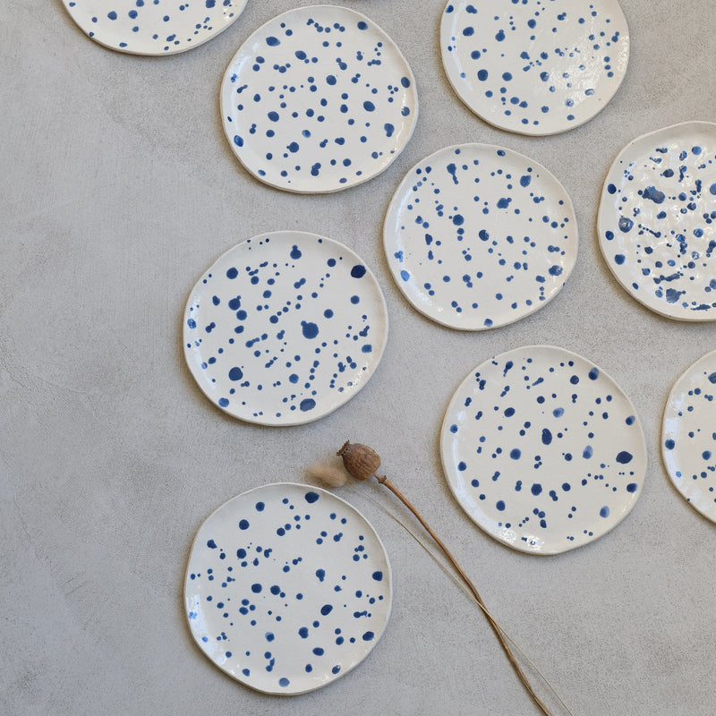 Assiette mouchetée bleue de Cassandre Bouilly chez Brutal Ceramics