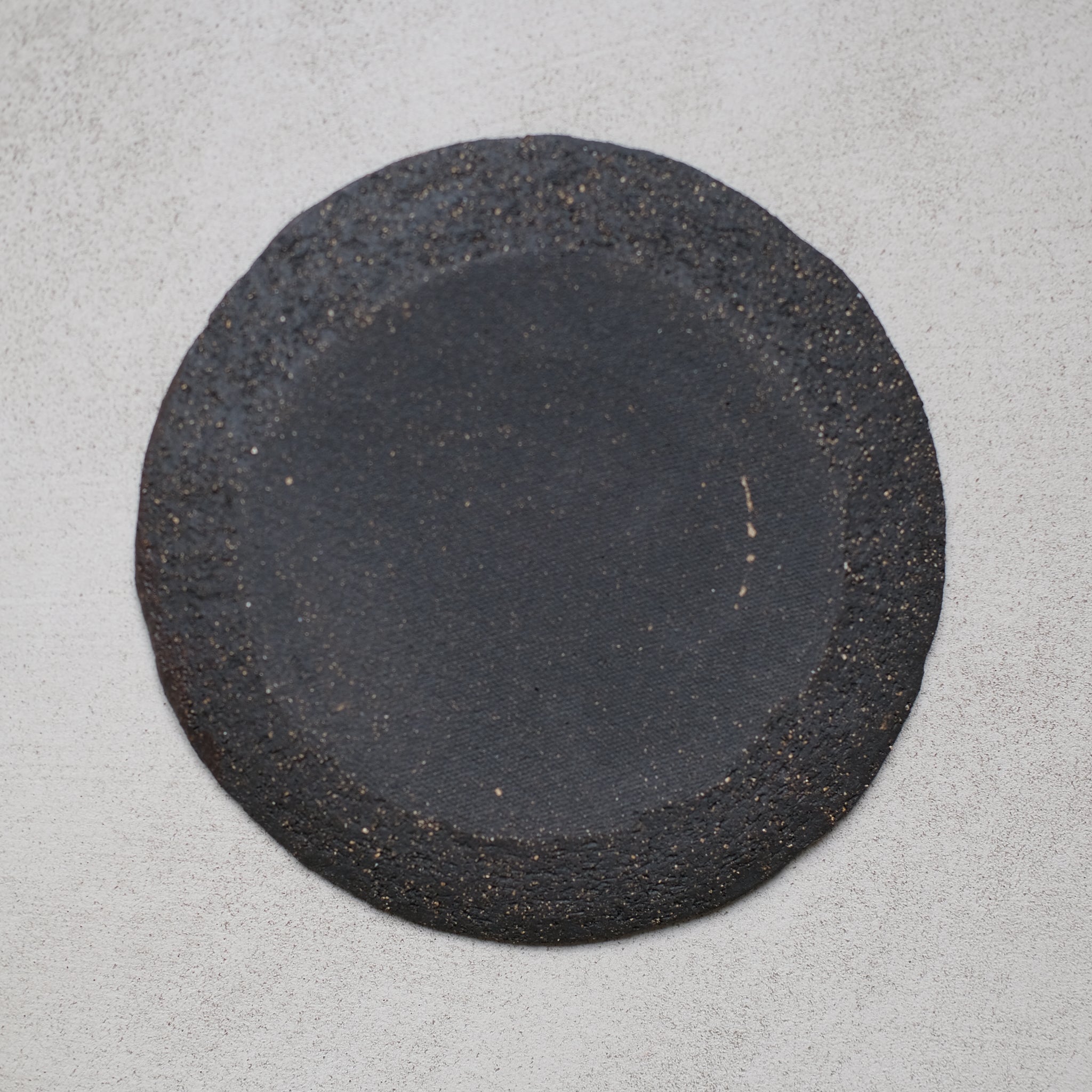 Assiette Alpha par Eléa Lelimouzin chez Brutal Ceramics