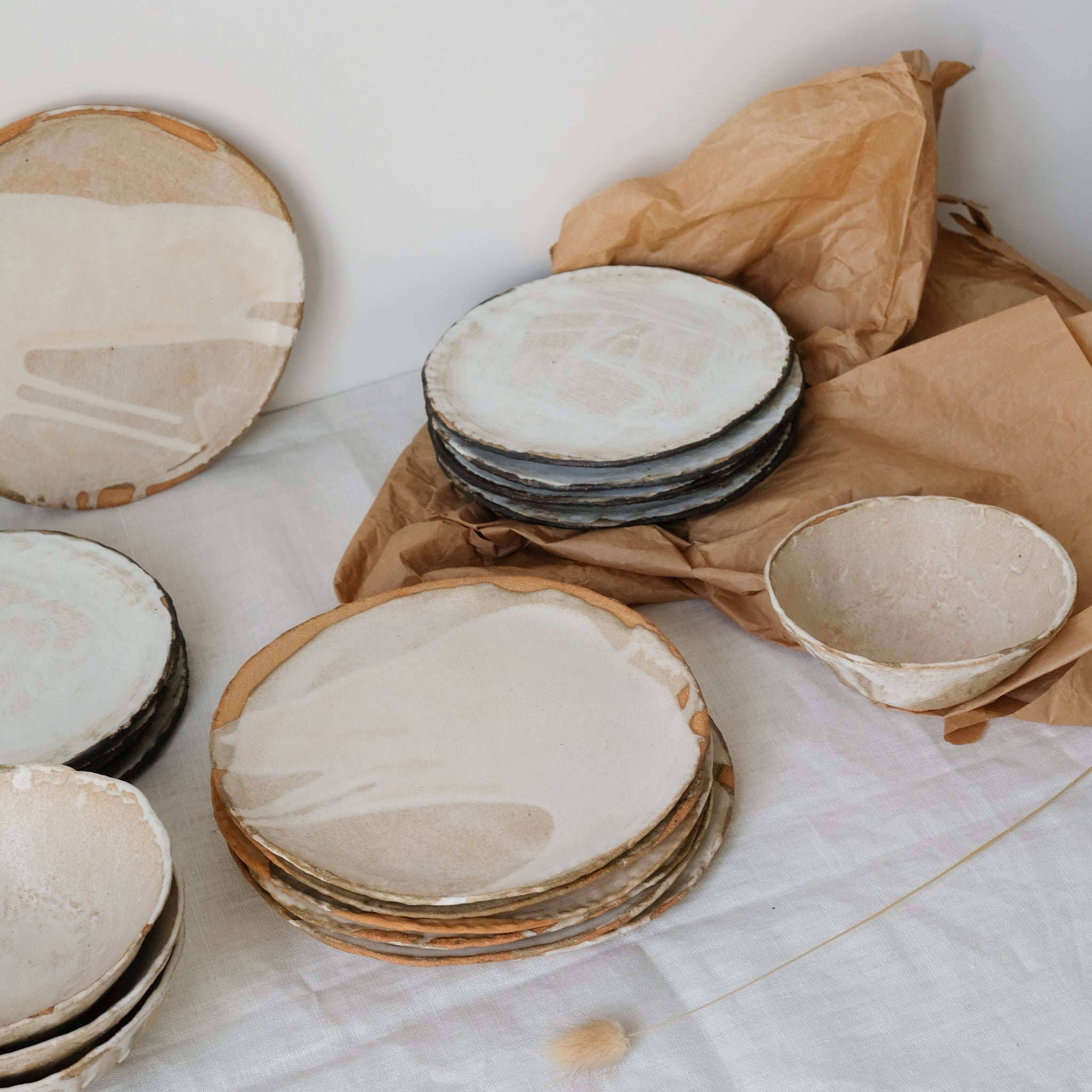 Assiette Alpha par Eléa Lelimouzin chez Brutal Ceramics