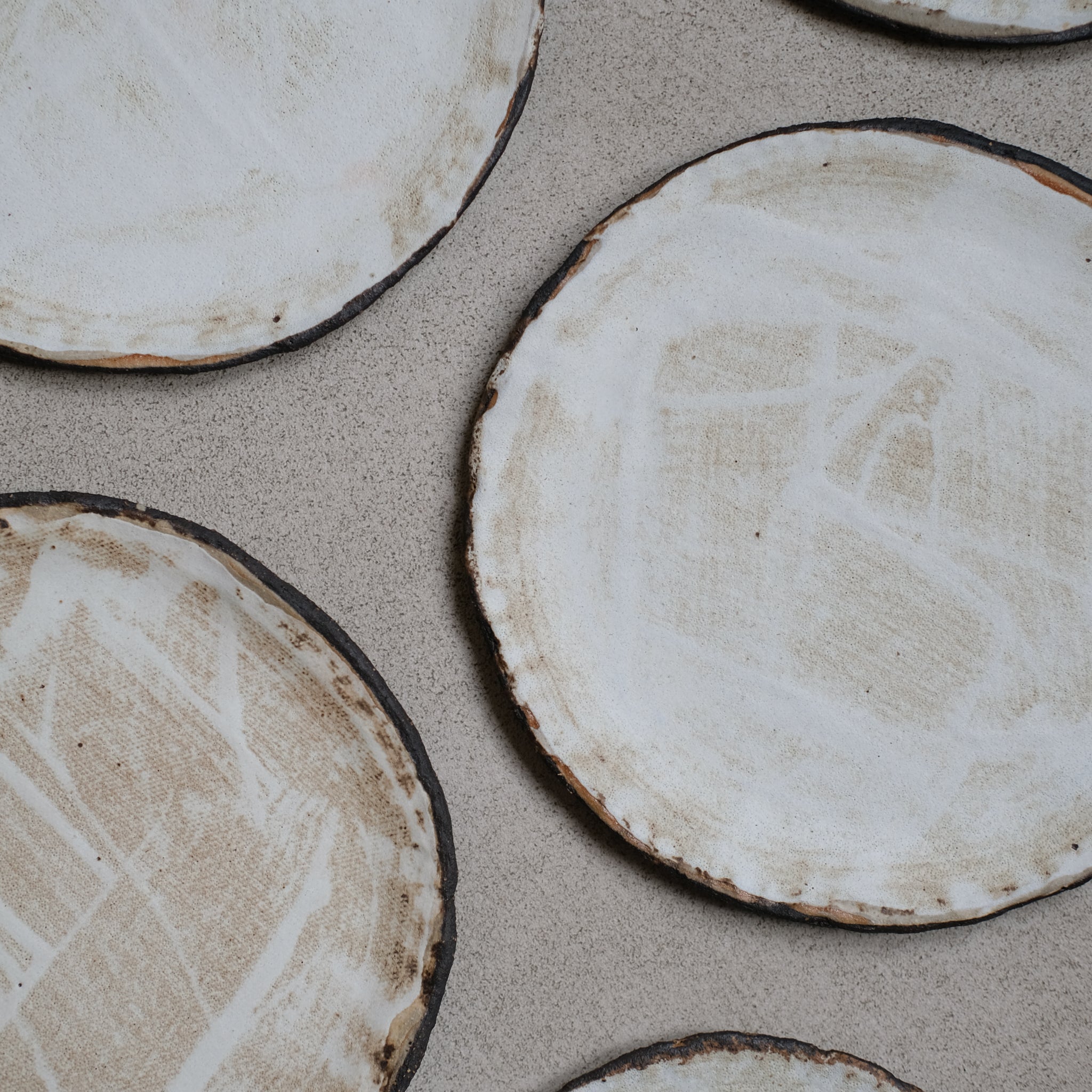 Assiette Alpha par Eléa Lelimouzin chez Brutal Ceramics