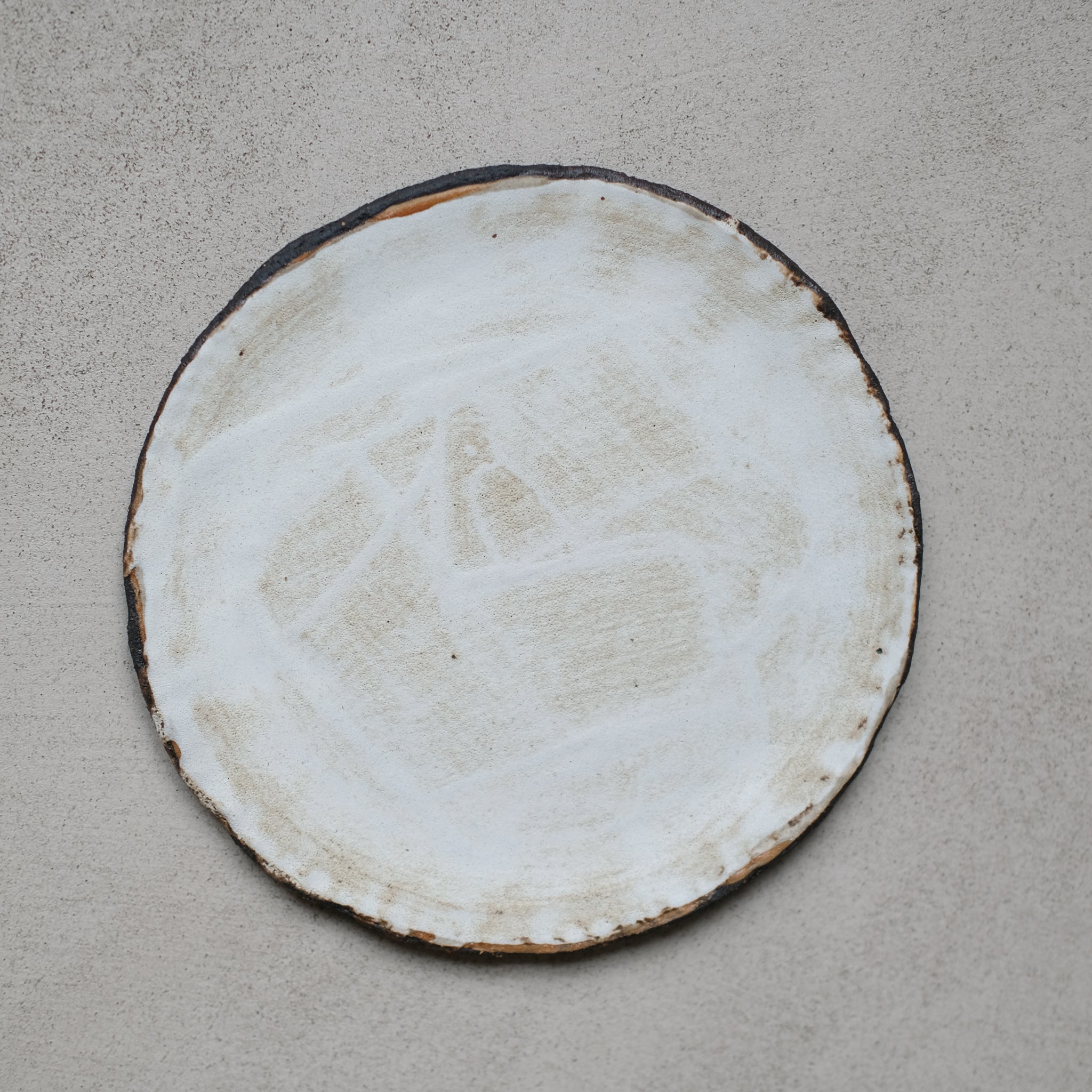 Assiette Alpha par Eléa Lelimouzin chez Brutal Ceramics