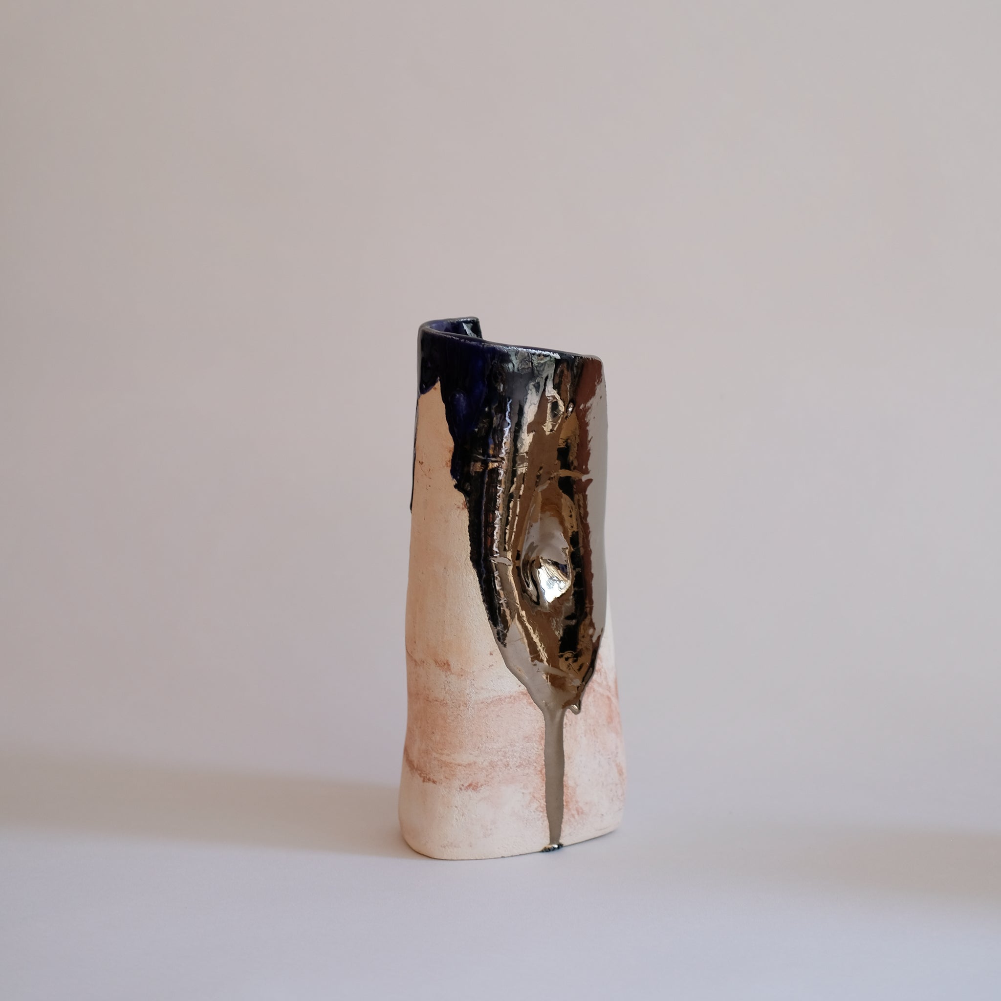 Vase Omata 06 par Emmanuelle Roule chez Brutal Ceramics