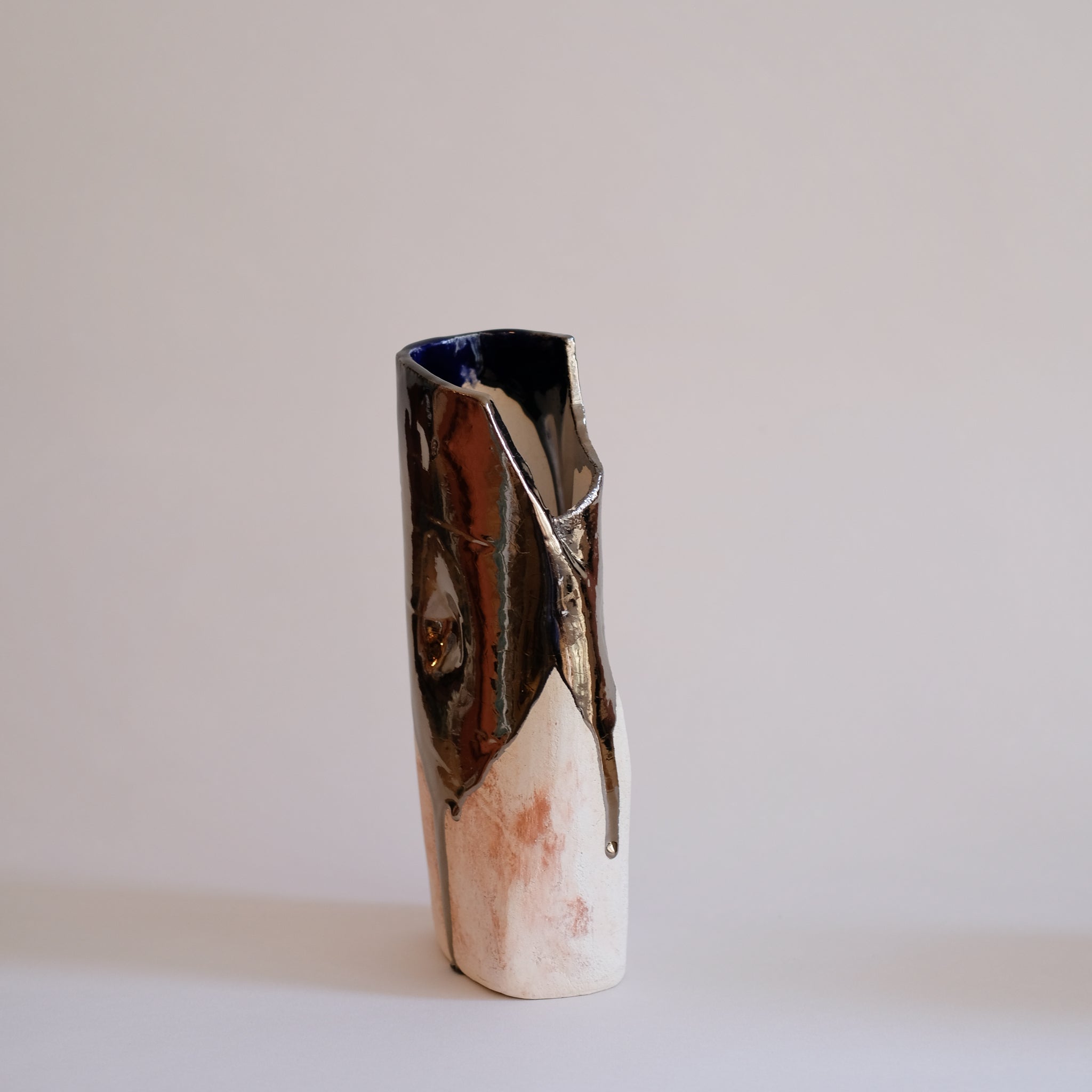 Vase Omata 06 par Emmanuelle Roule chez Brutal Ceramics