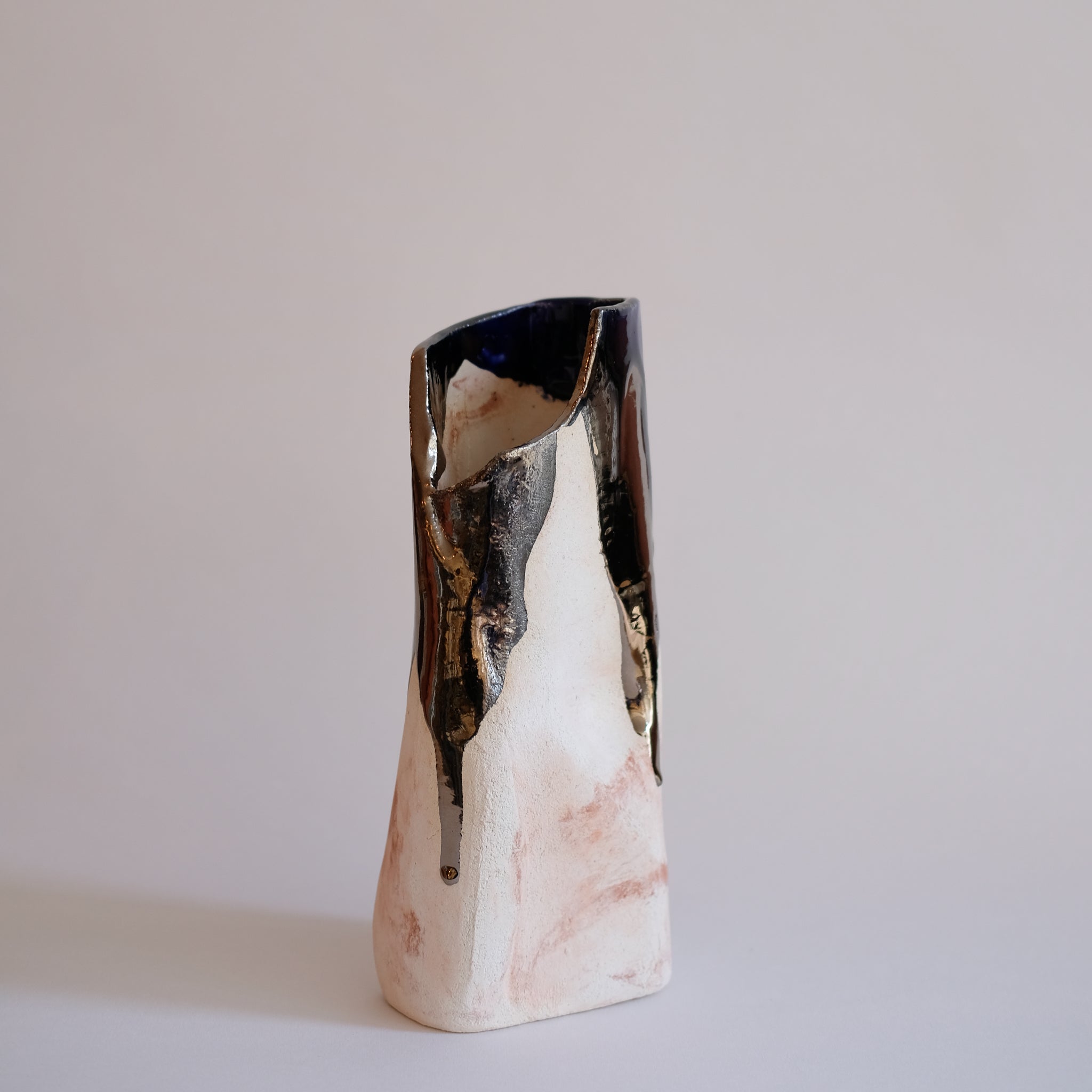 Vase Omata 06 par Emmanuelle Roule chez Brutal Ceramics