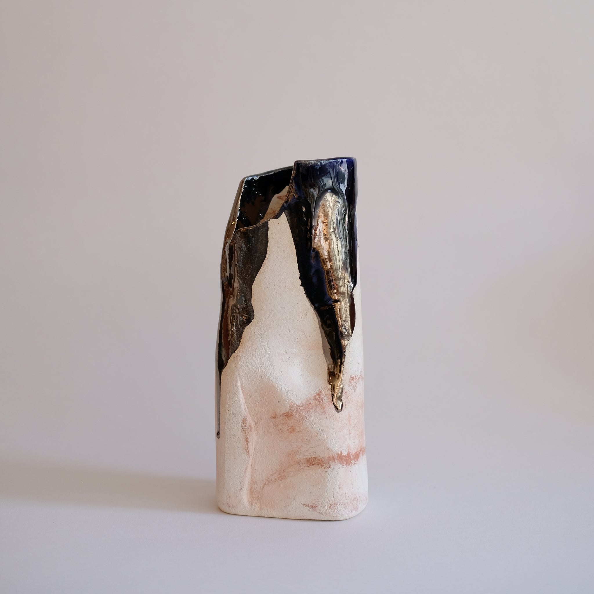 Vase Omata 06 par Emmanuelle Roule chez Brutal Ceramics