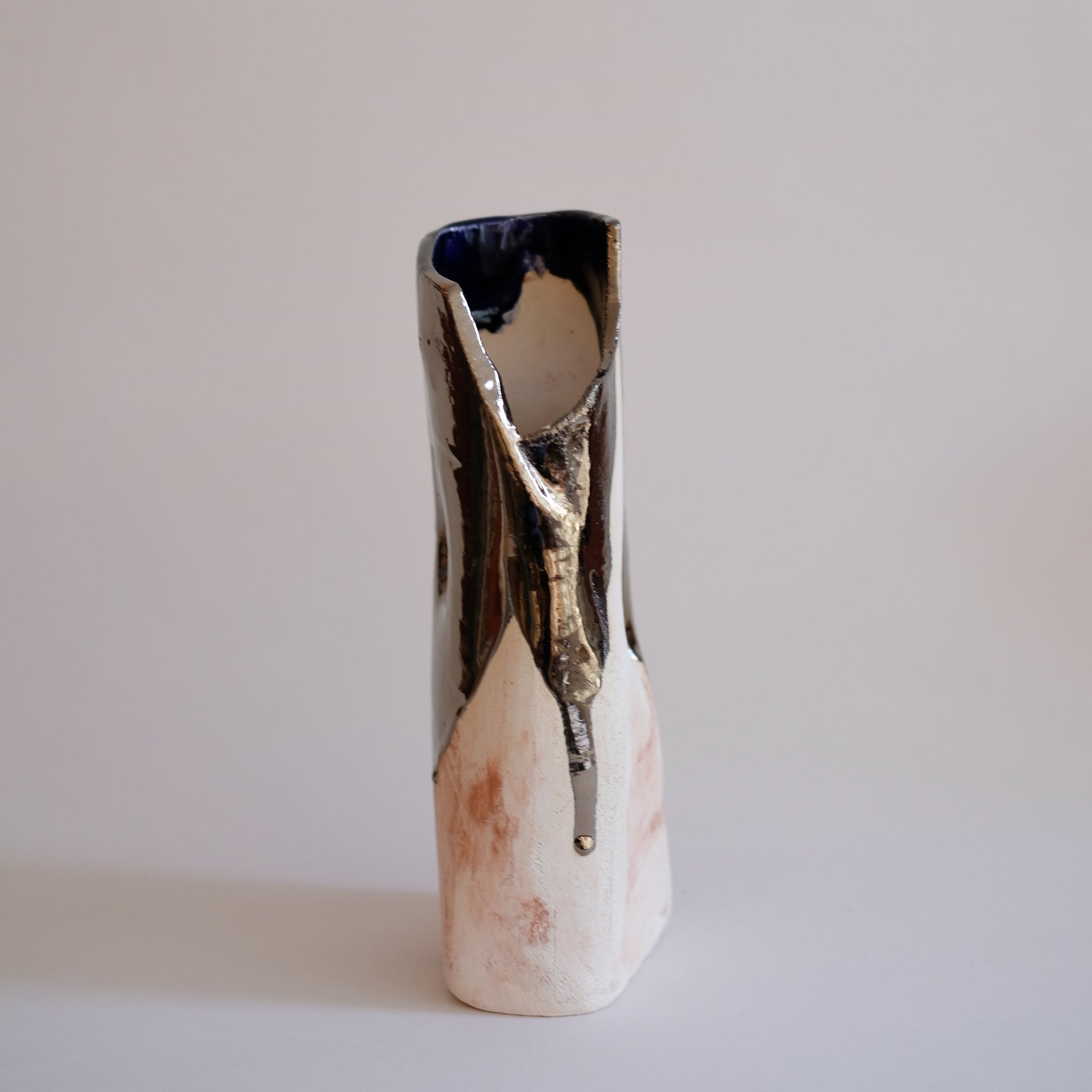 Vase Omata 06 par Emmanuelle Roule chez Brutal Ceramics
