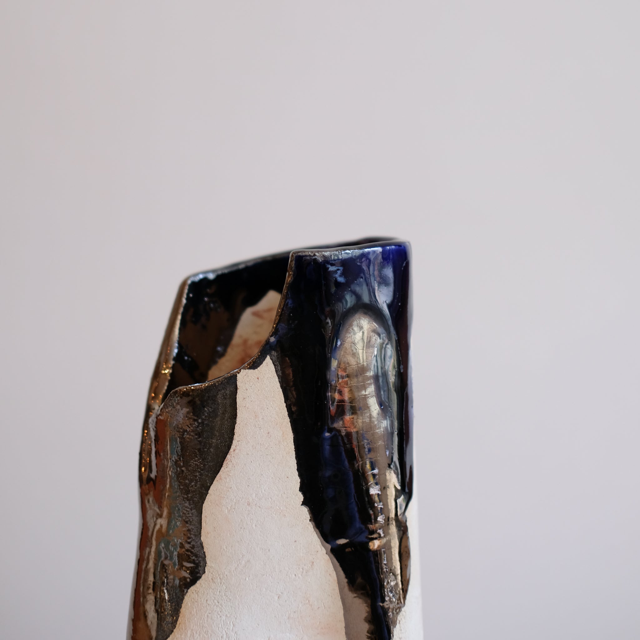 Vase Omata 06 par Emmanuelle Roule chez Brutal Ceramics
