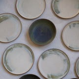 Assiette en grès gris D24cm - vert pistache d'Eva Kengen chez Brutal Ceramics