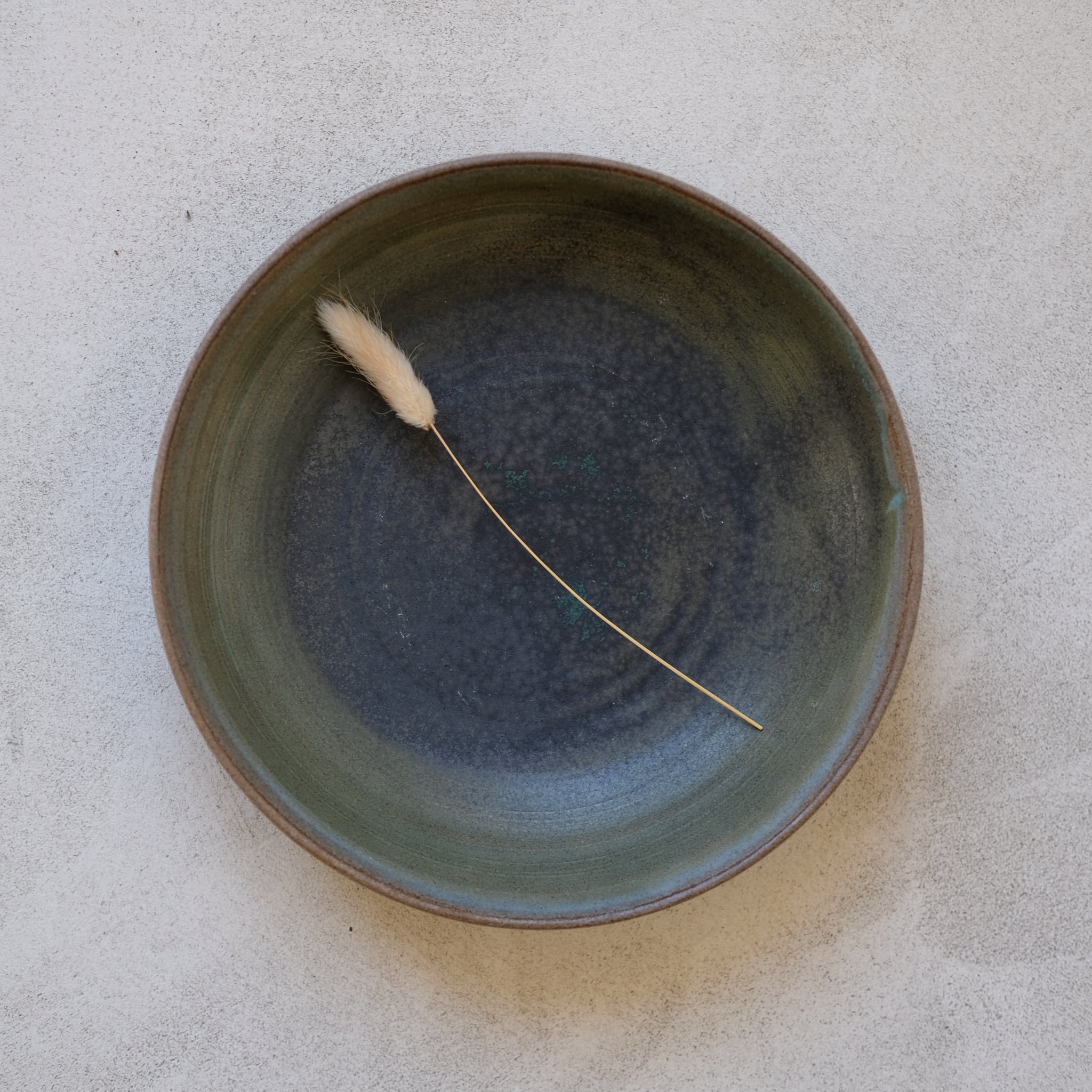 Assiette creuse en grès gris D21cm d'Eva Kengen chez Brutal 