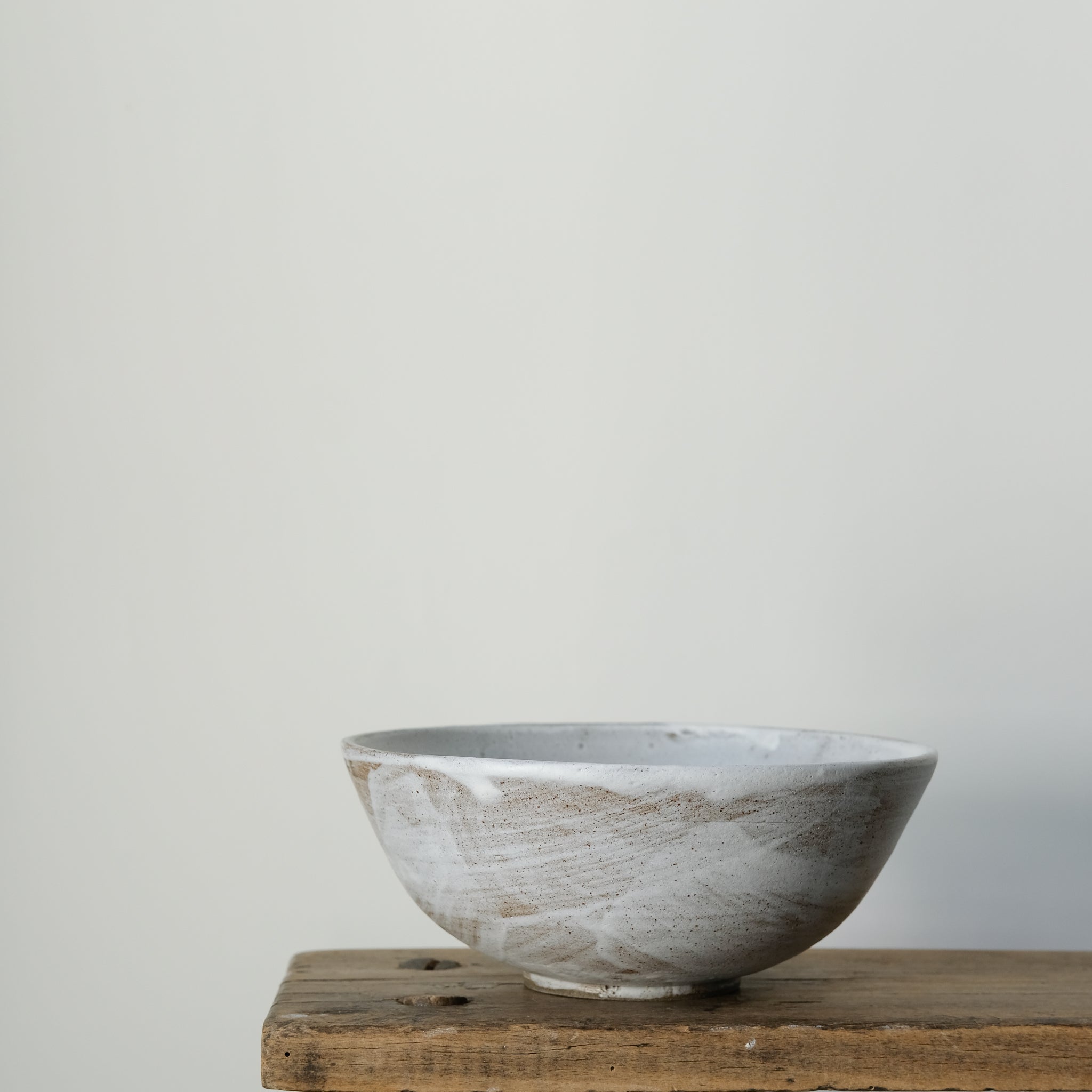 Bol à ramen en grès gris D18cm - blanc neige d'Eva Kengen chez Brutal Ceramics