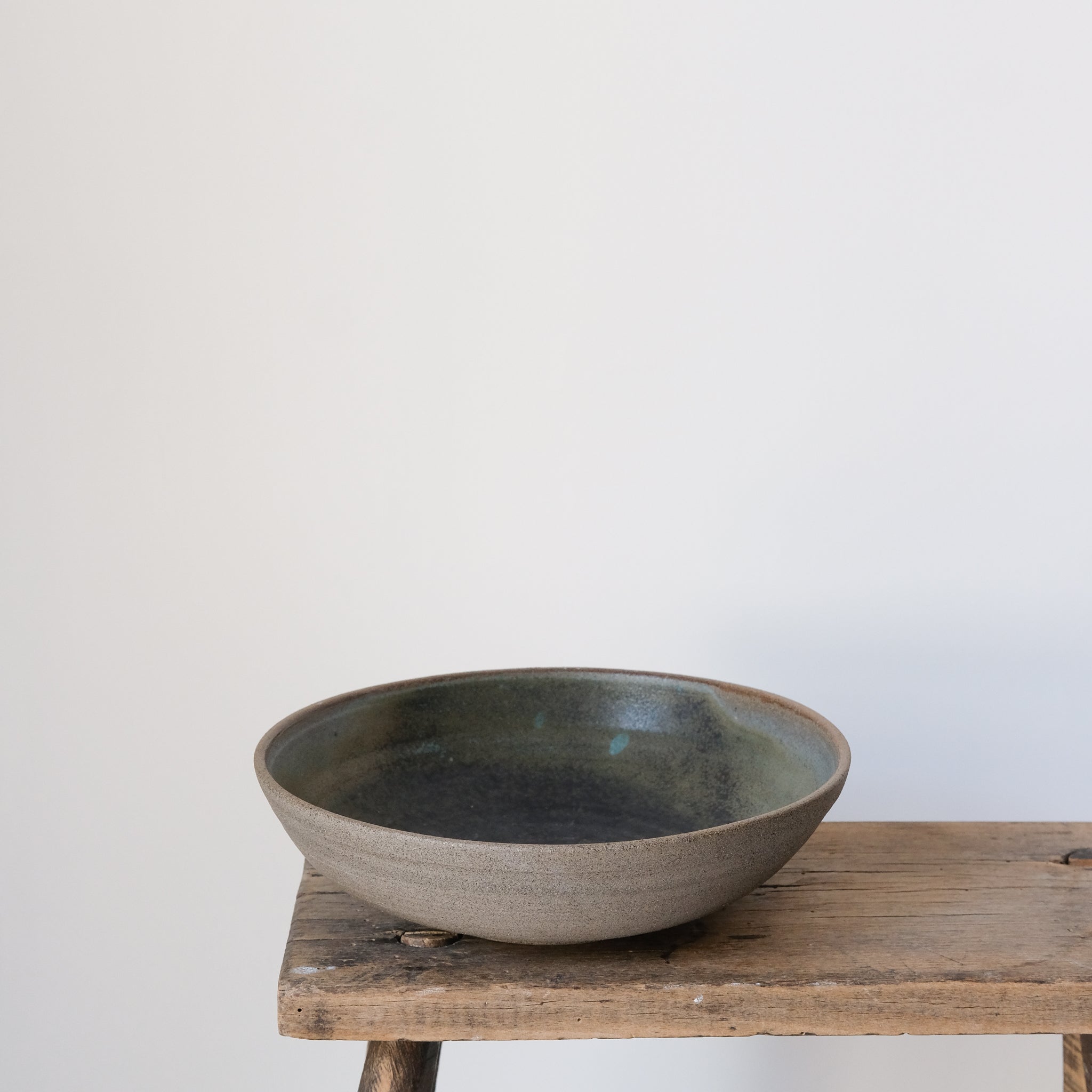 Assiette creuse en grès gris D21cm d'Eva Kengen chez Brutal Ceramics