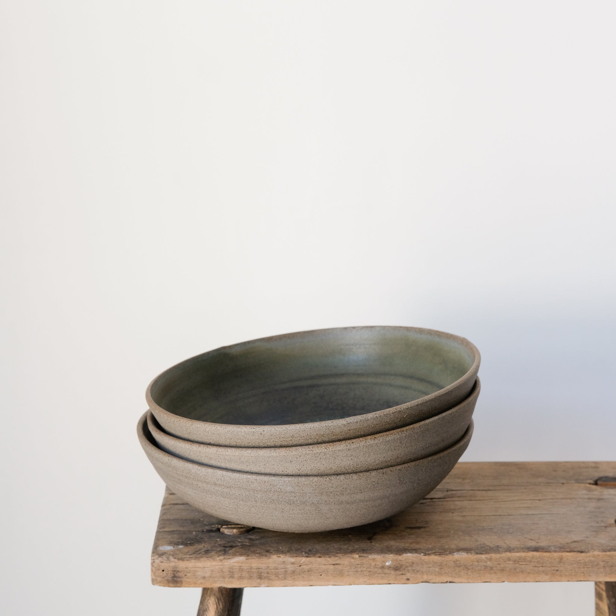 Assiette creuse en grès gris D21cm d'Eva Kengen chez Brutal 