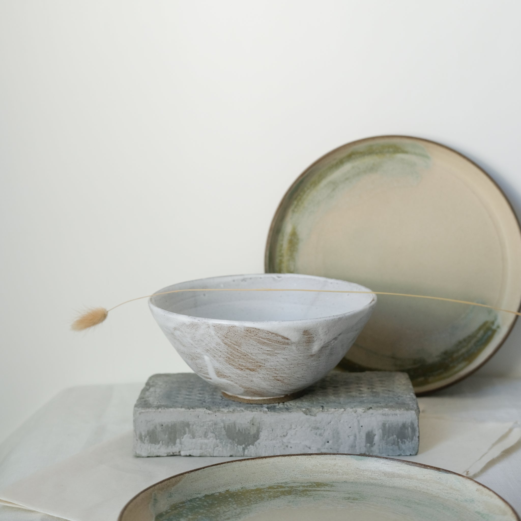 Bol à ramen en grès gris D18cm - blanc neige d'Eva Kengen chez Brutal Ceramics