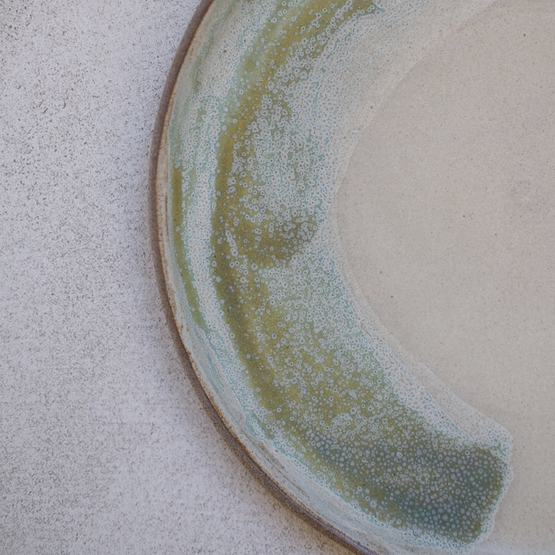 Assiette en grès gris D24cm - vert pistache d'Eva Kengen chez Brutal Ceramics