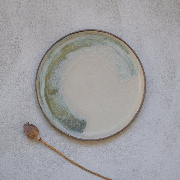 Assiette en grès gris D24cm - vert pistache d'Eva Kengen chez Brutal Ceramics