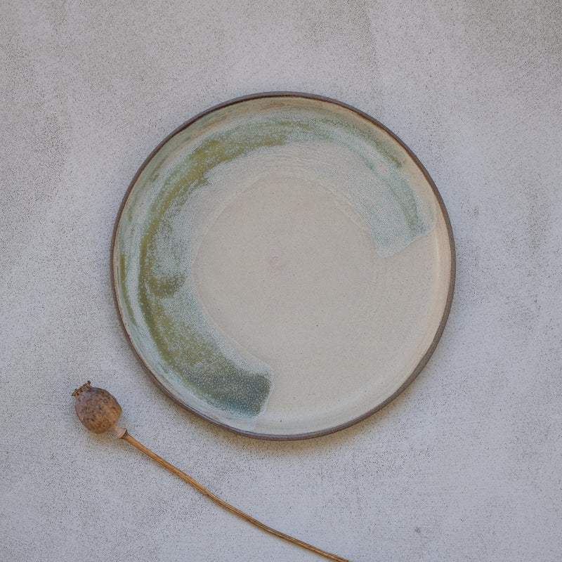 Assiette en grès gris D24cm - vert pistache d'Eva Kengen chez Brutal Ceramics