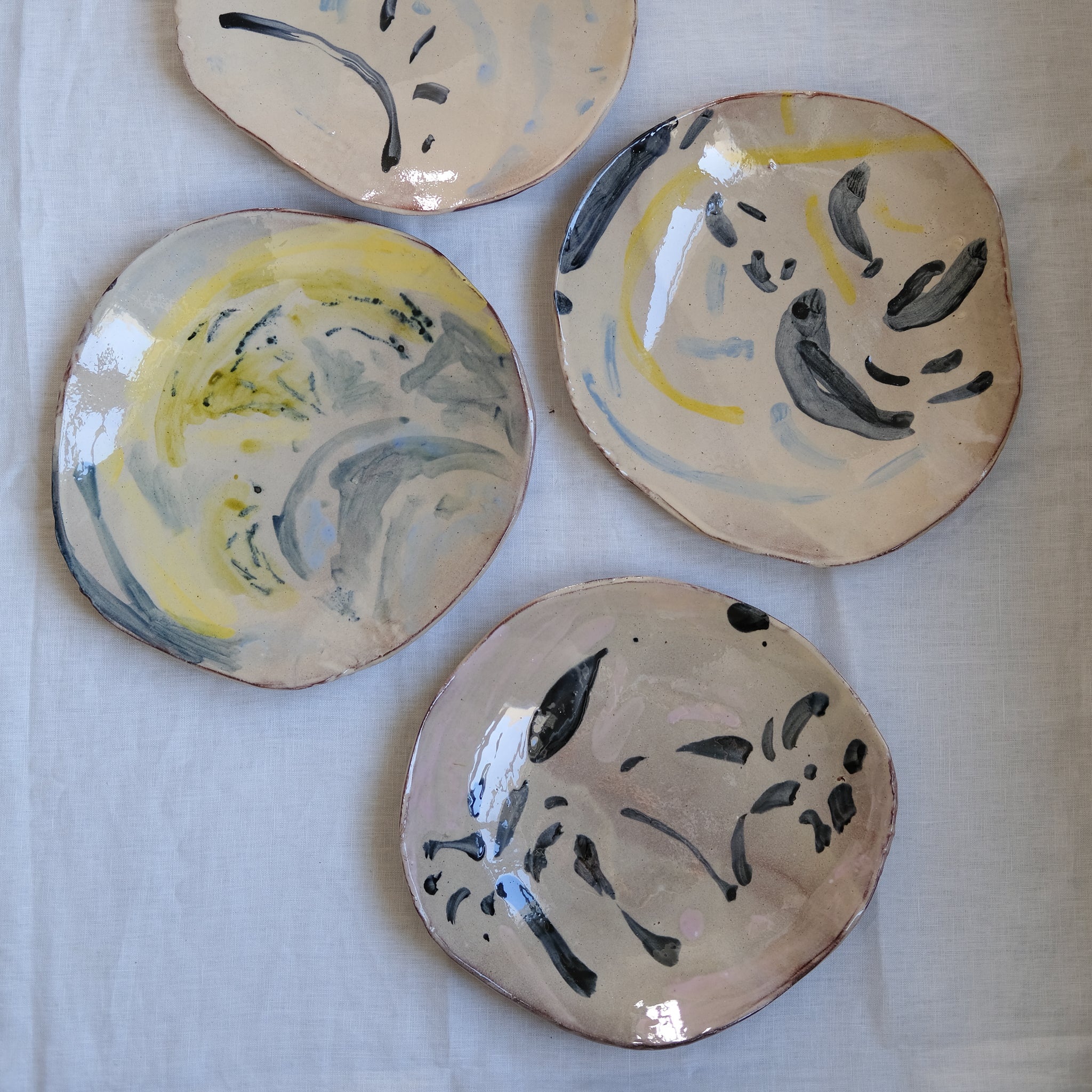 Plat Calebasse 01 multicolore par Héloïse Bariol chez Brutal Ceramics