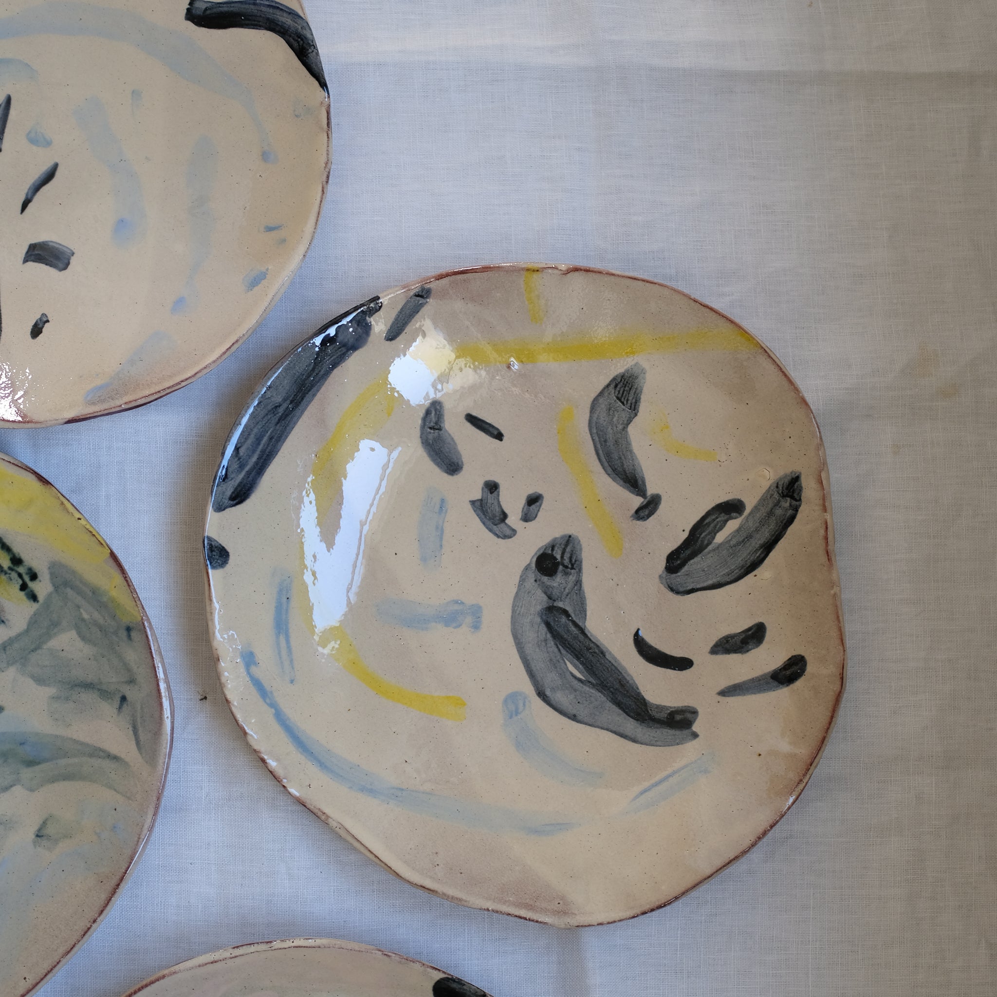 Plat Calebasse 03 multicolore par Héloïse Bariol chez Brutal Ceramics