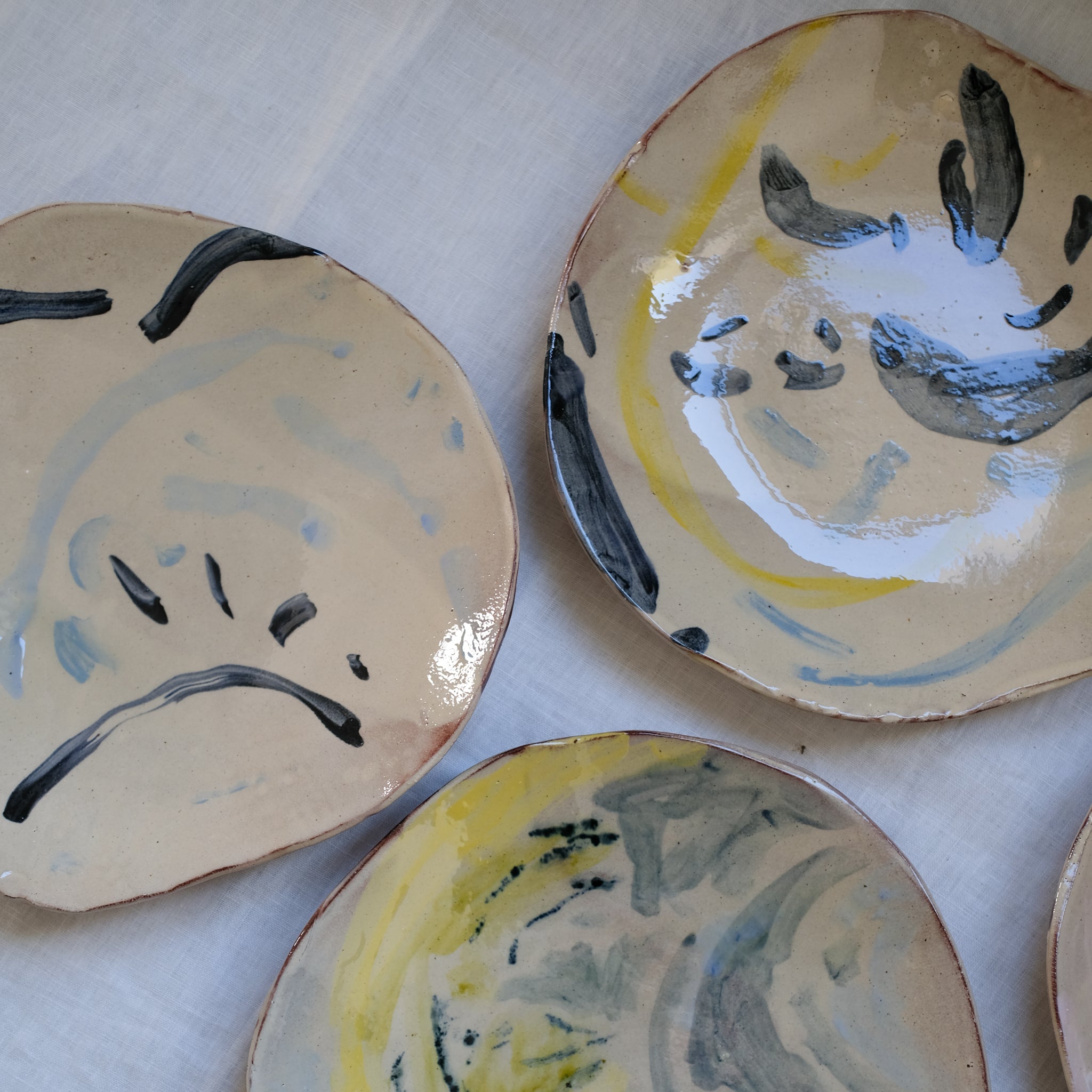 Plat Calebasse 04 multicolore par Héloïse Bariol chez Brutal Ceramics
