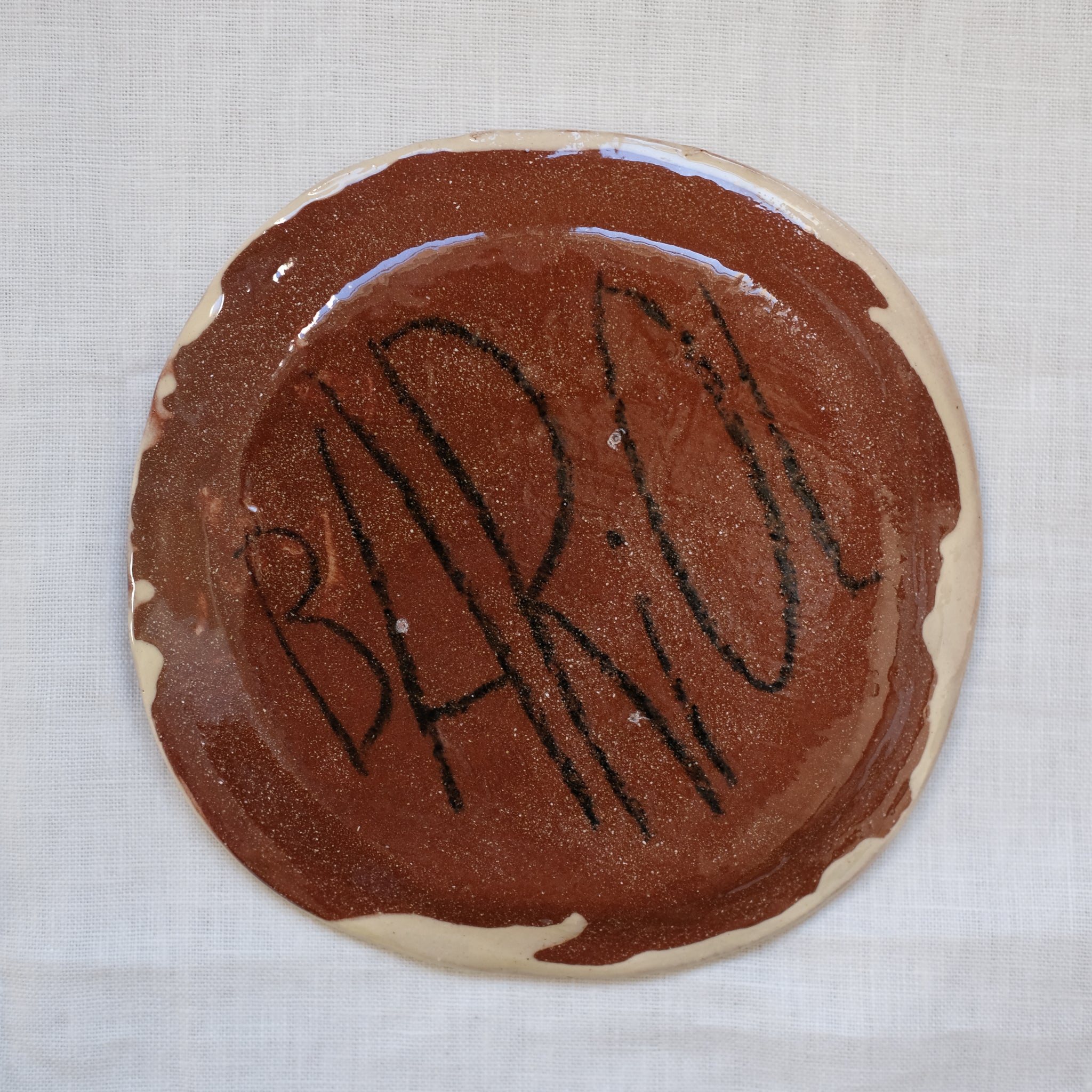Assiette 08 en terre vernissée multicolore par Héloïse Bariol chez Brutal Ceramics