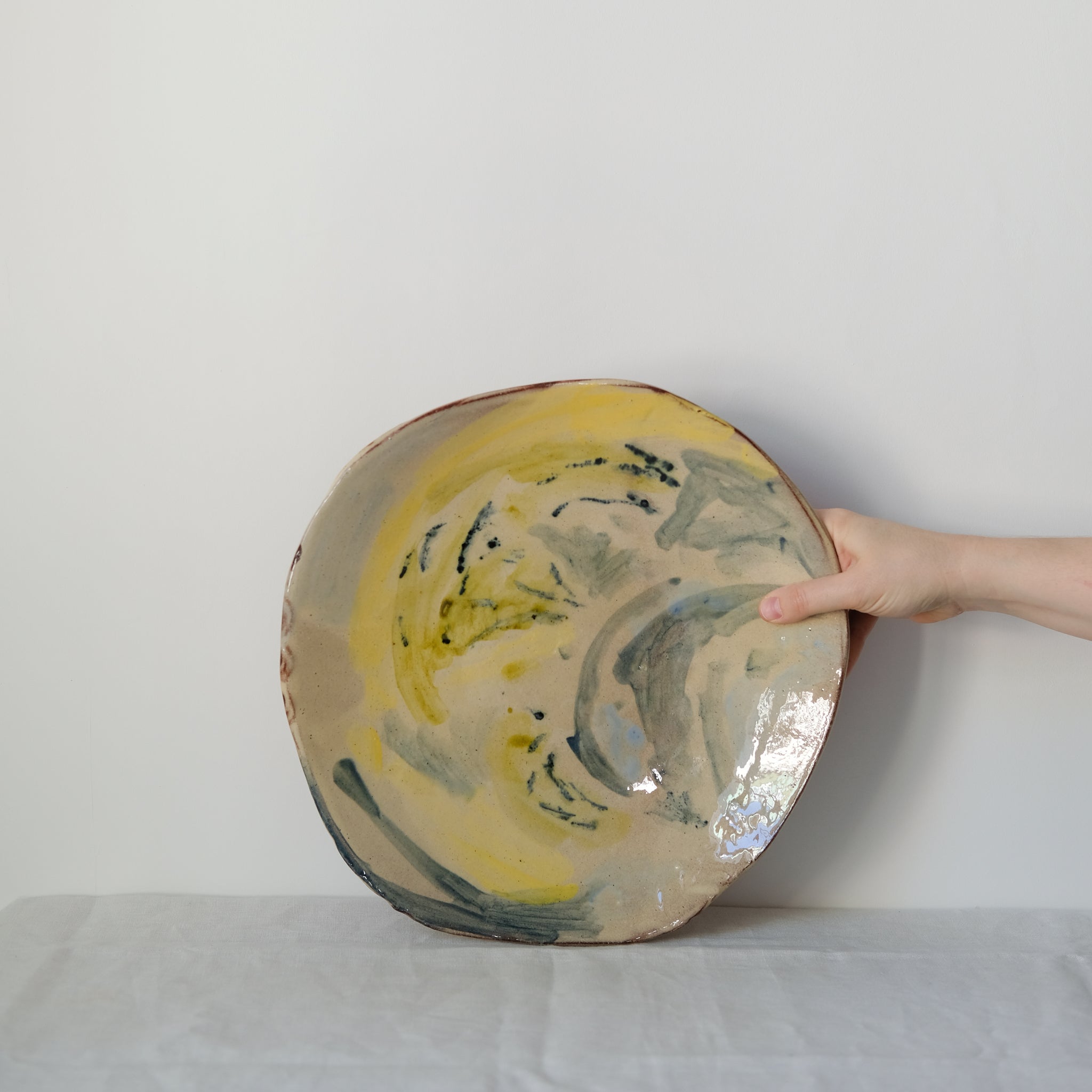 Plat Calebasse 02 multicolore par Héloïse Bariol chez Brutal Ceramics