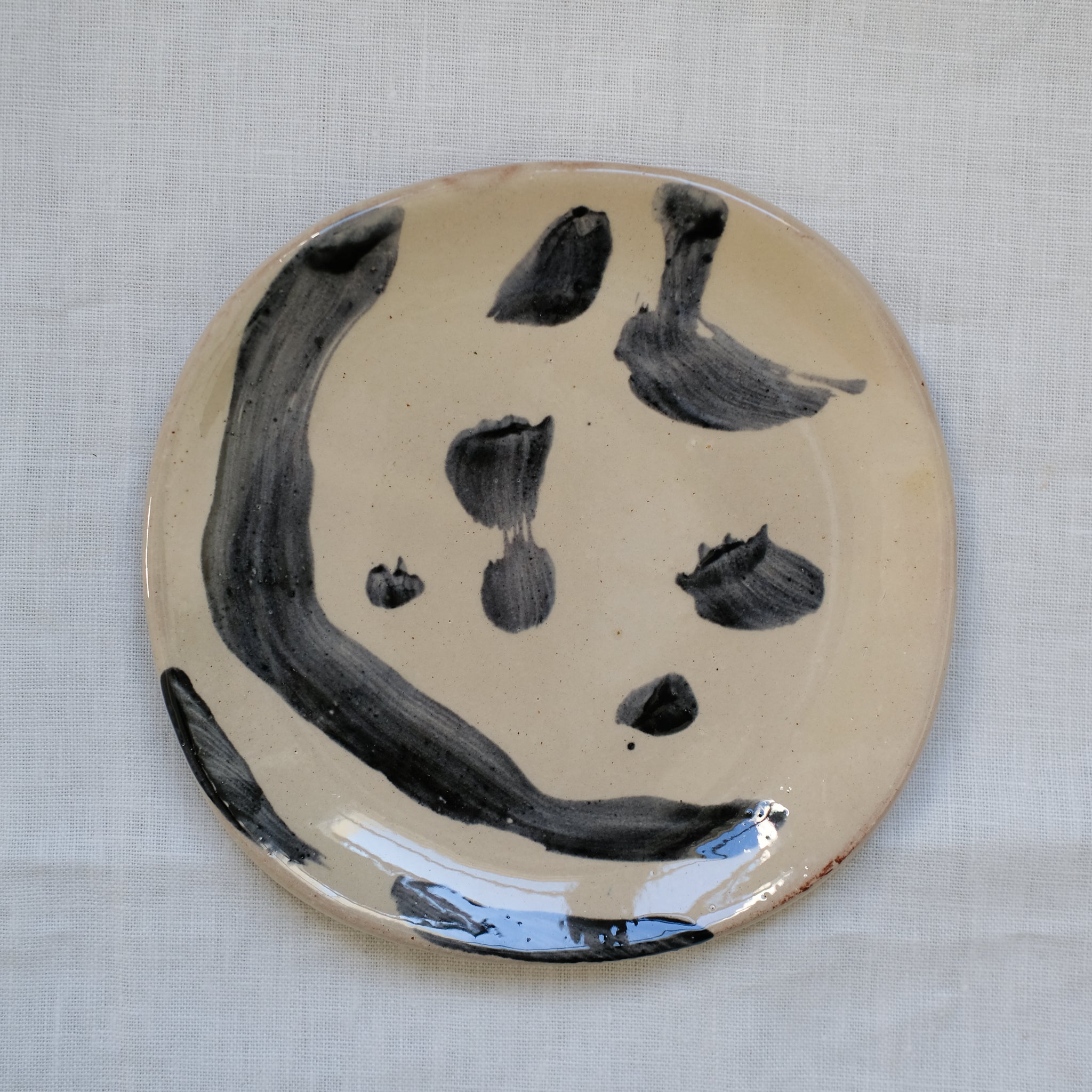 Assiette 02 en terre vernissée noir et blanc par Héloïse Bariol