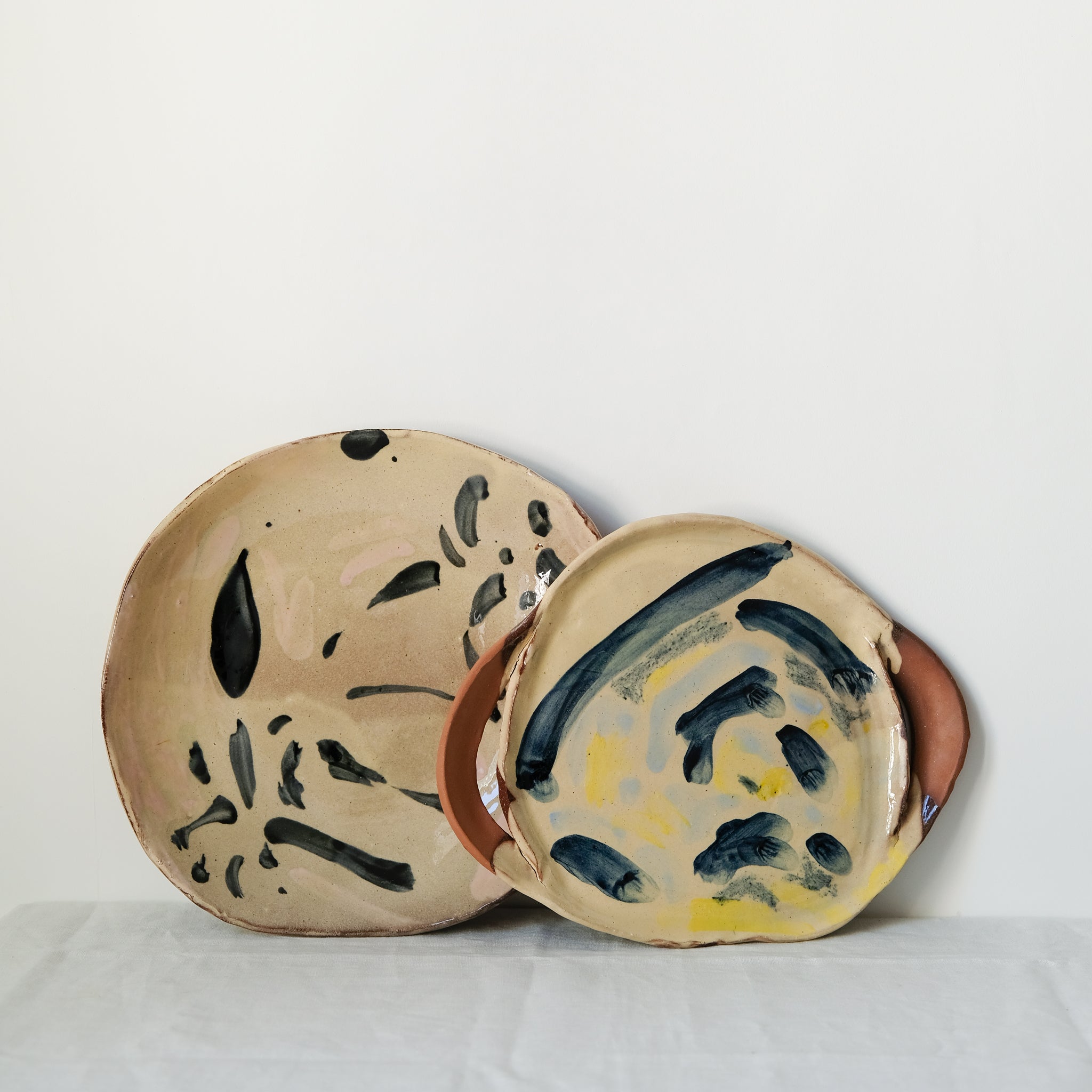 Plat Ansé 01 multicolore par Héloïse Bariol chez Brutal Ceramics