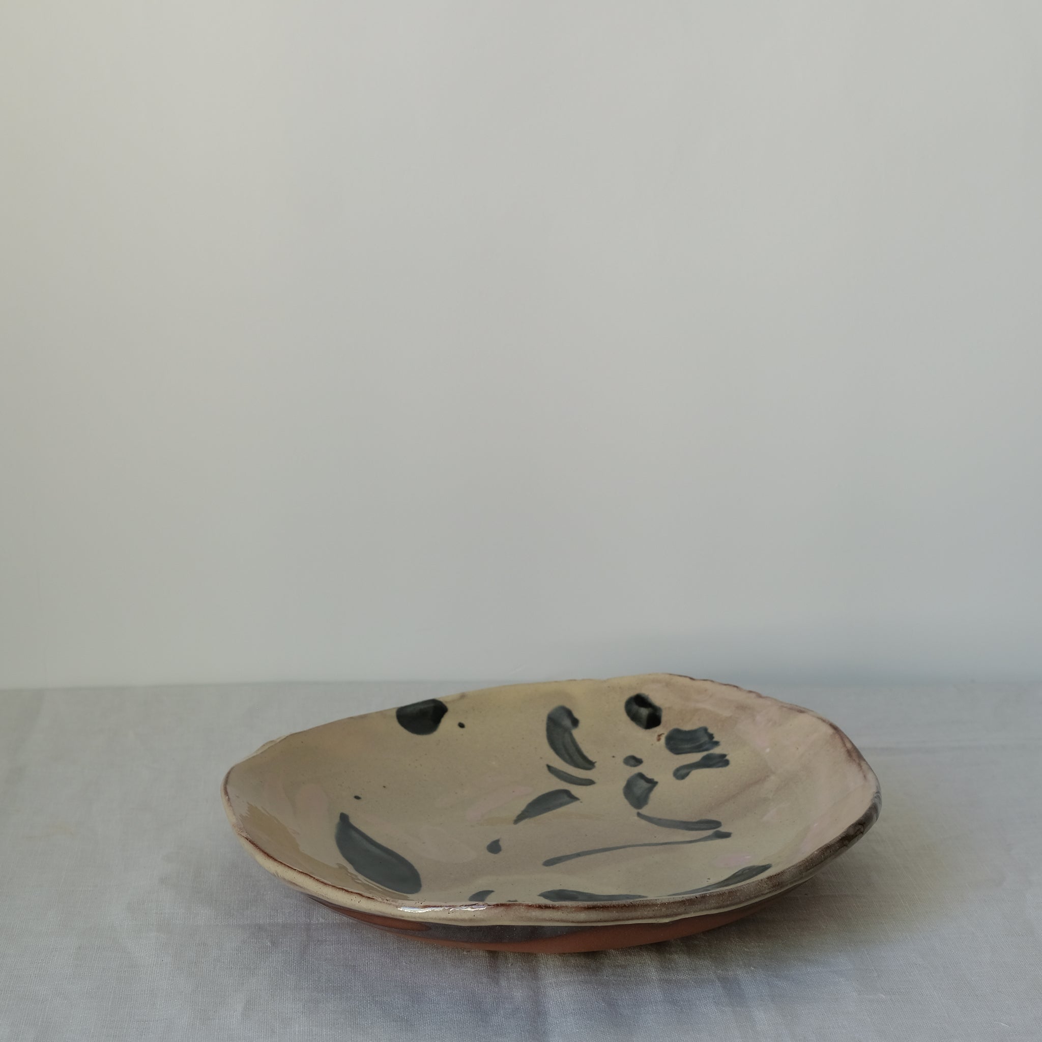 Plat Calebasse 01 multicolore par Héloïse Bariol chez Brutal Ceramics