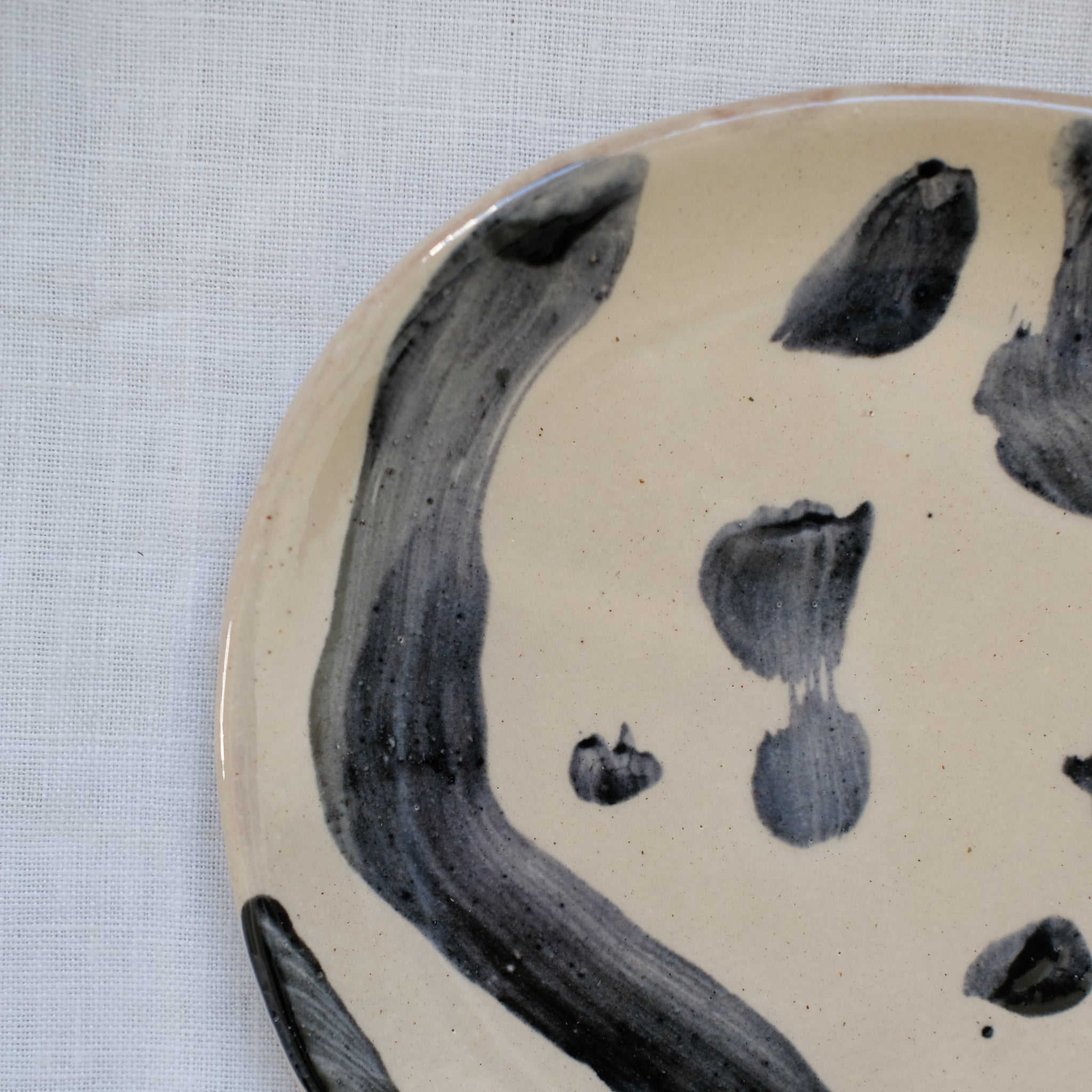 Assiette 02 en terre vernissée noir et blanc par Héloïse Bariol