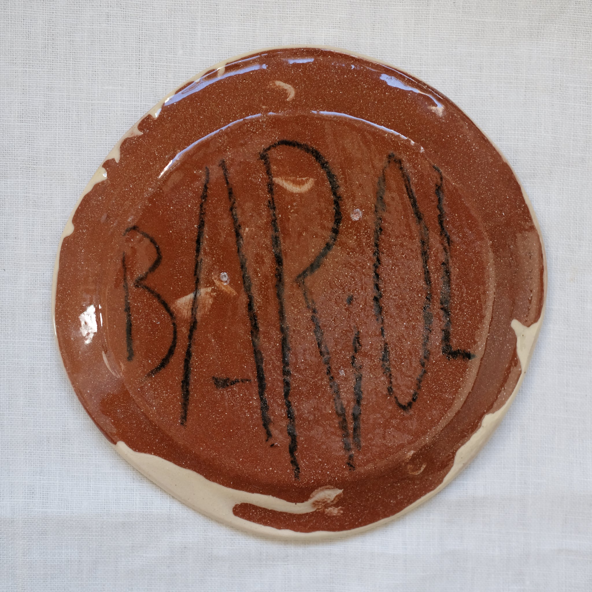 Assiette 02 en terre vernissée noir et blanc par Héloïse Bariol