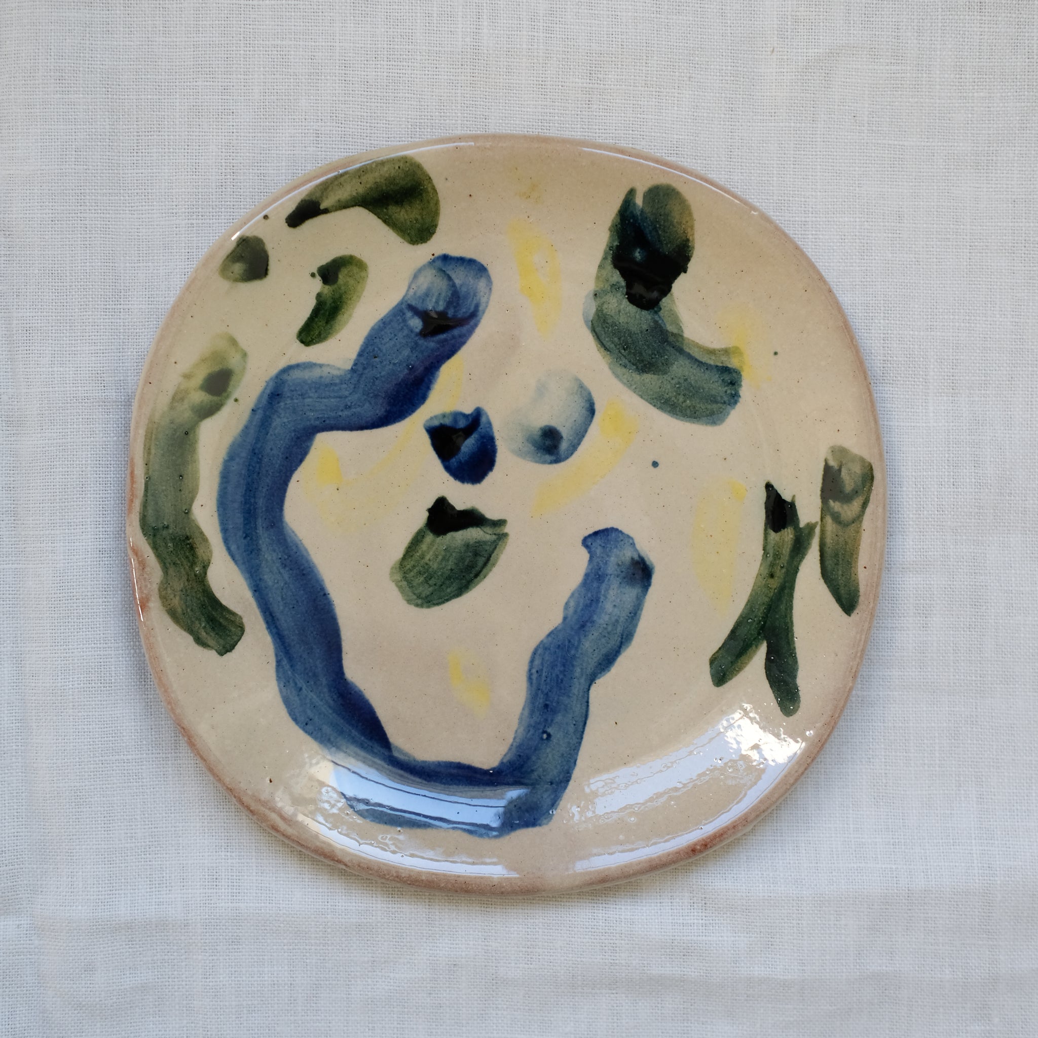 Assiette 07 en terre vernissée multicolore par Héloïse Bariol chez Brutal Ceramics