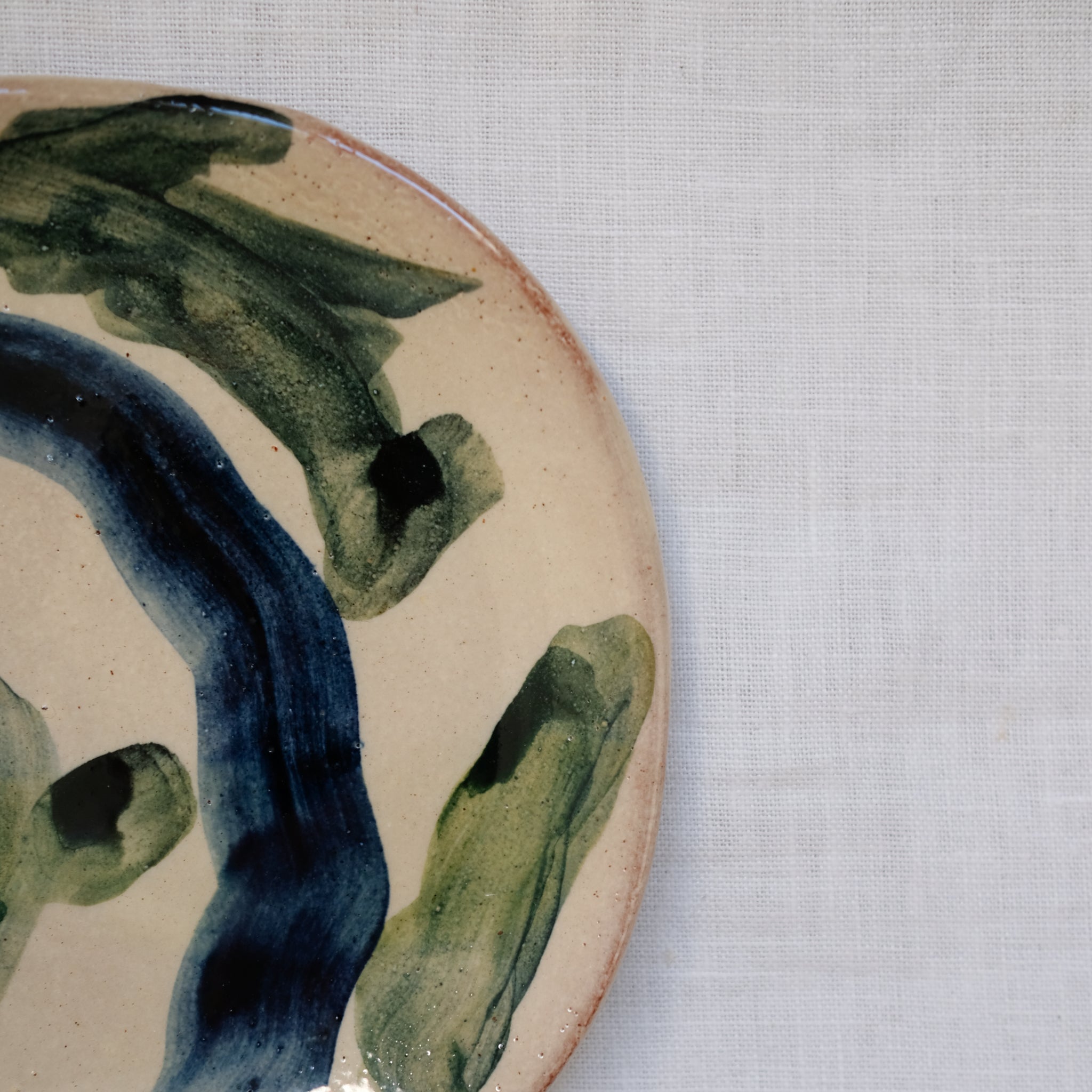 Assiette 06 en terre vernissée multicolore par Héloïse Bariol chez Brutal Ceramics