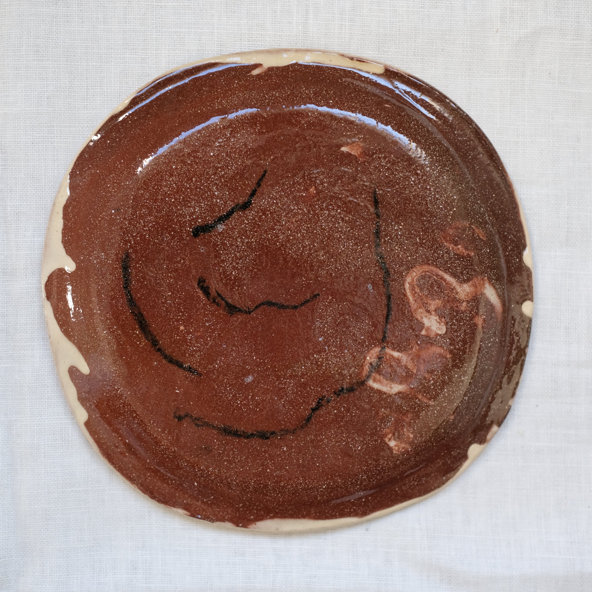 Assiette 06 en terre vernissée multicolore par Héloïse Bariol chez Brutal Ceramics