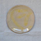 Assiette 10 en terre vernissée jaune par Héloïse Bariol chez Brutal Ceramics