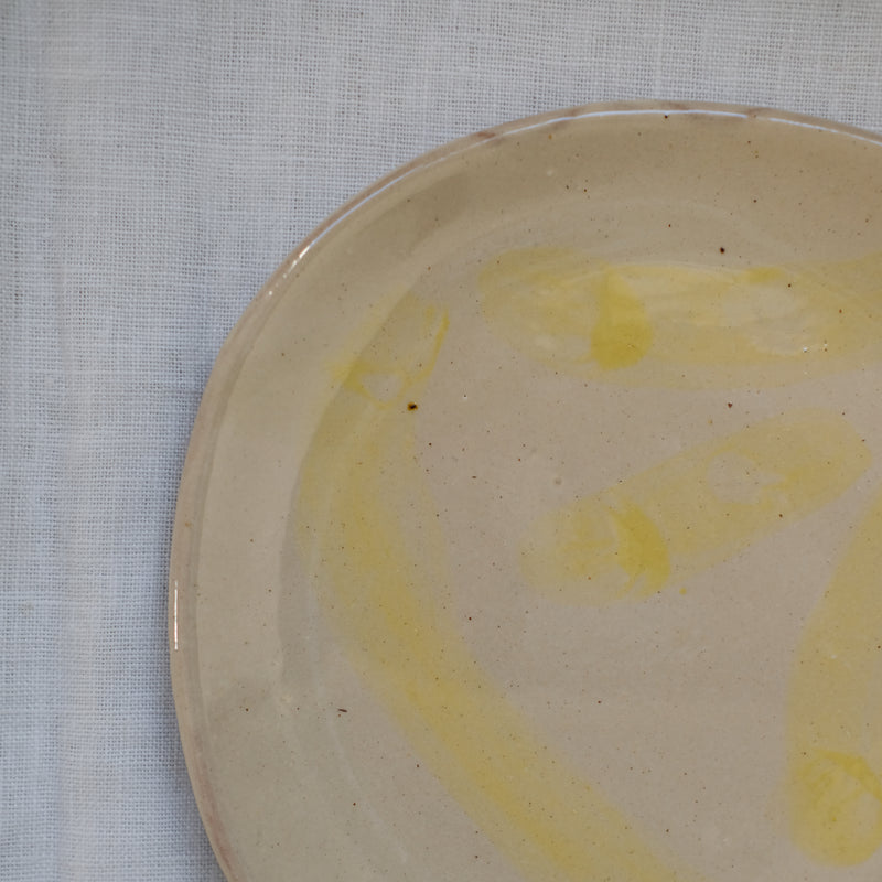 Assiette 10 en terre vernissée jaune par Héloïse Bariol chez Brutal Ceramics