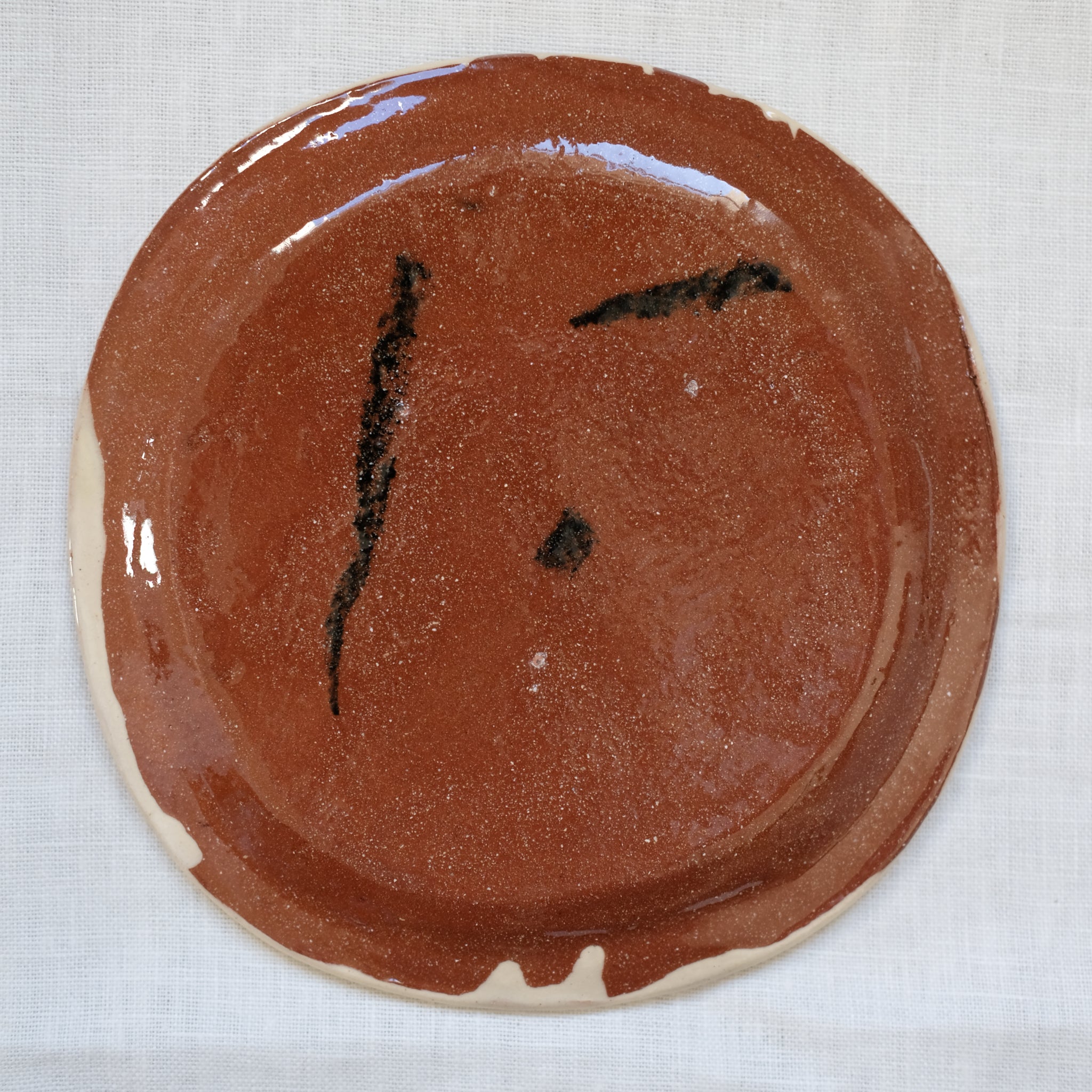 Assiette 10 en terre vernissée jaune par Héloïse Bariol chez Brutal Ceramics