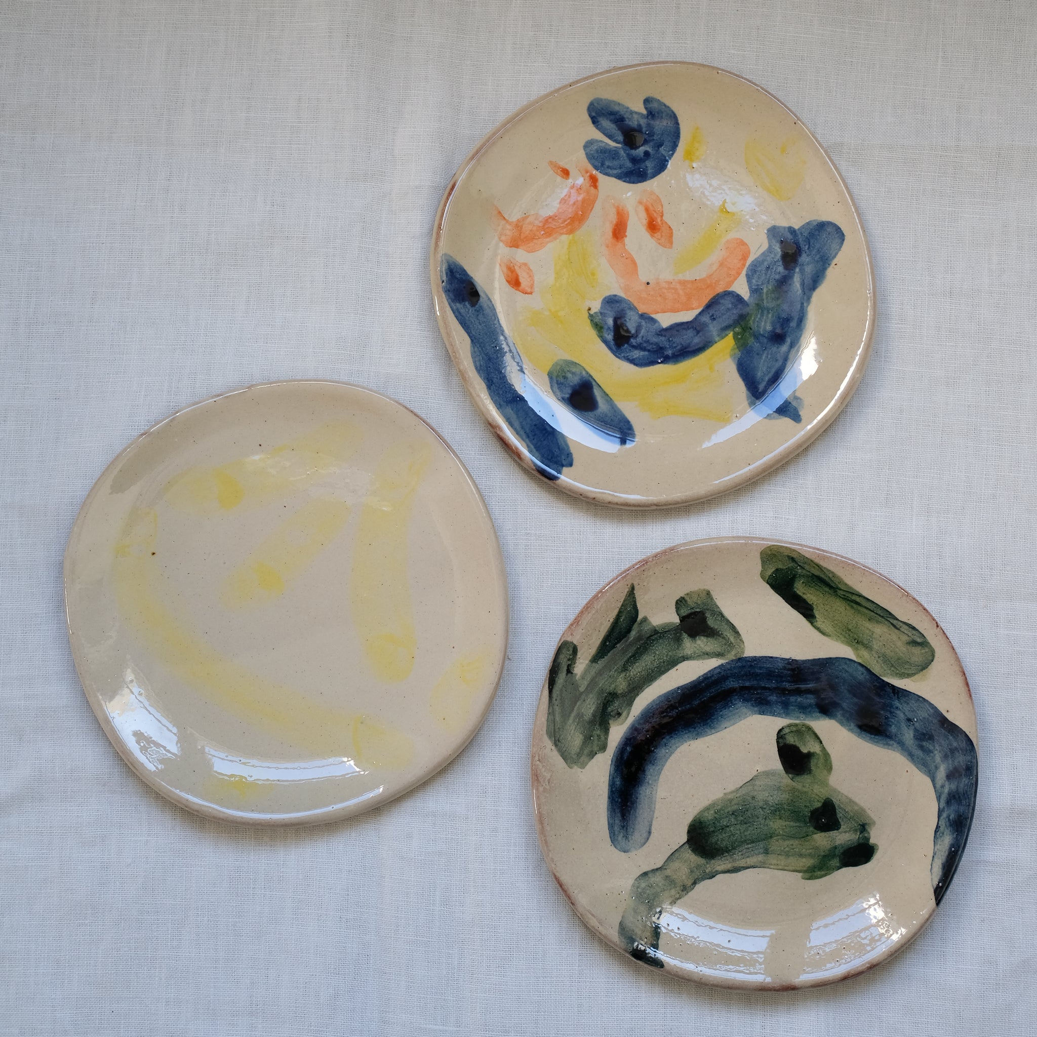 Assiette 06 en terre vernissée multicolore par Héloïse Bariol chez Brutal Ceramics