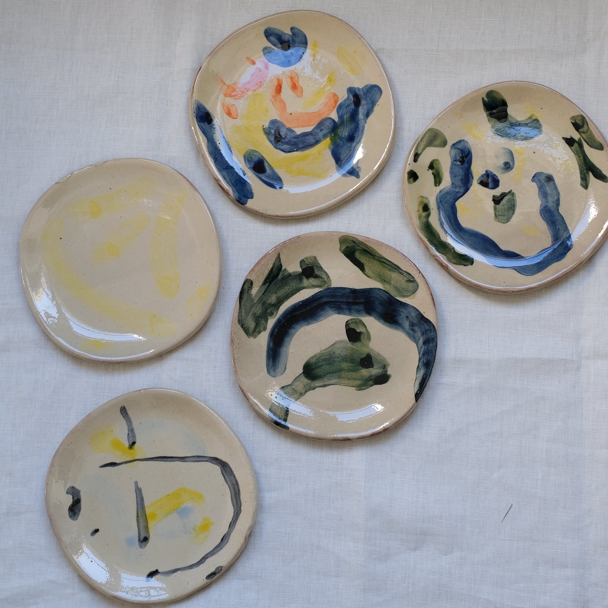 Assiette 05 en terre vernissée multicolore par Héloïse Bariol 