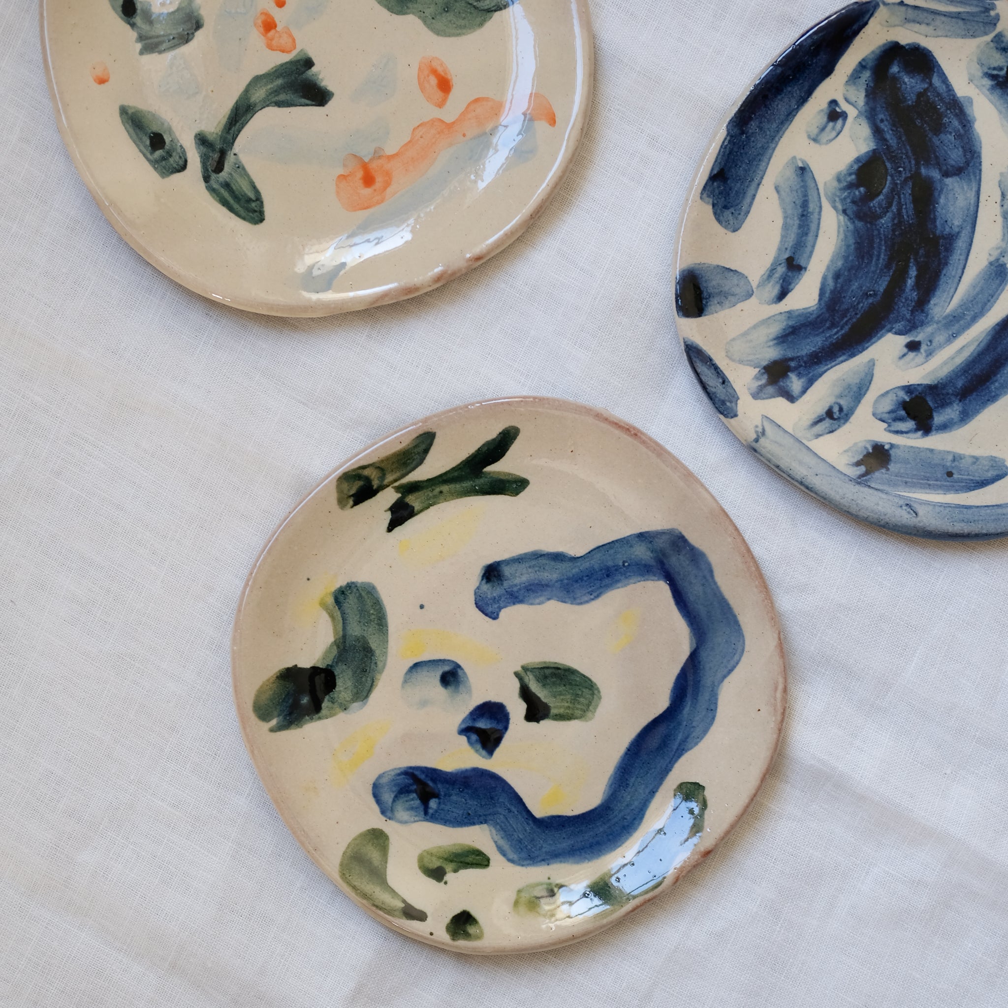 Assiette 07 en terre vernissée multicolore par Héloïse Bariol chez Brutal Ceramics