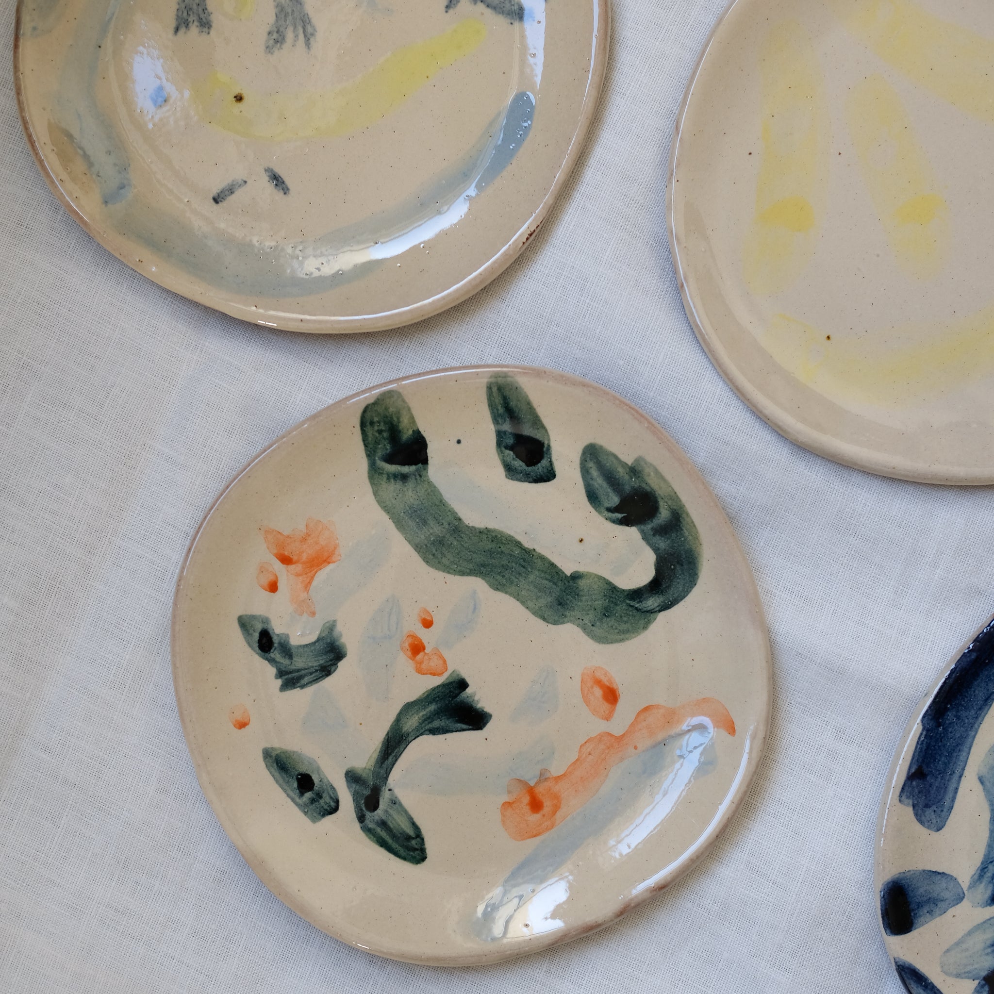 Assiette 03 en terre vernissée multicolore par Héloïse Bariol chez Brutal Ceramics