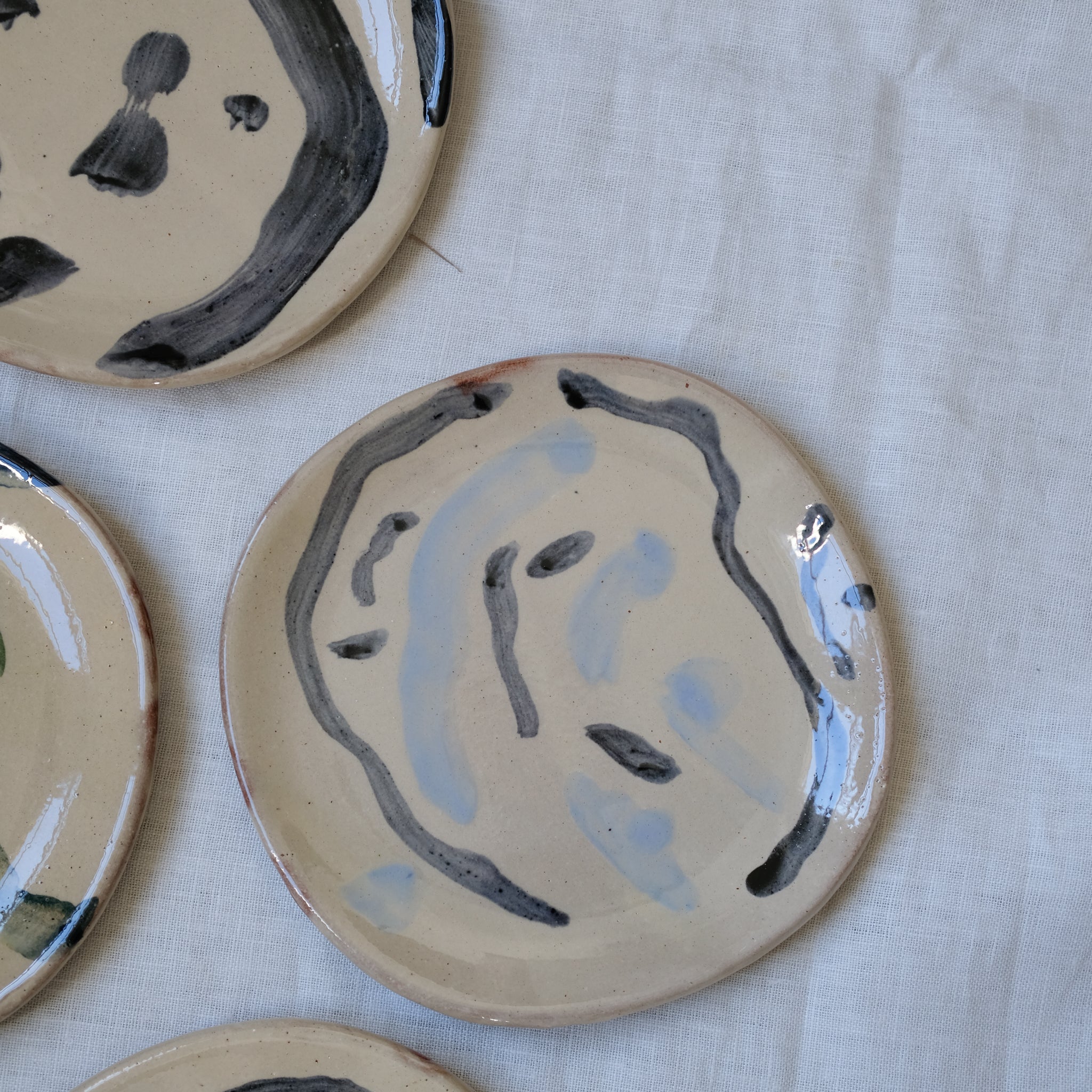 Assiette 08 en terre vernissée multicolore par Héloïse Bariol chez Brutal Ceramics