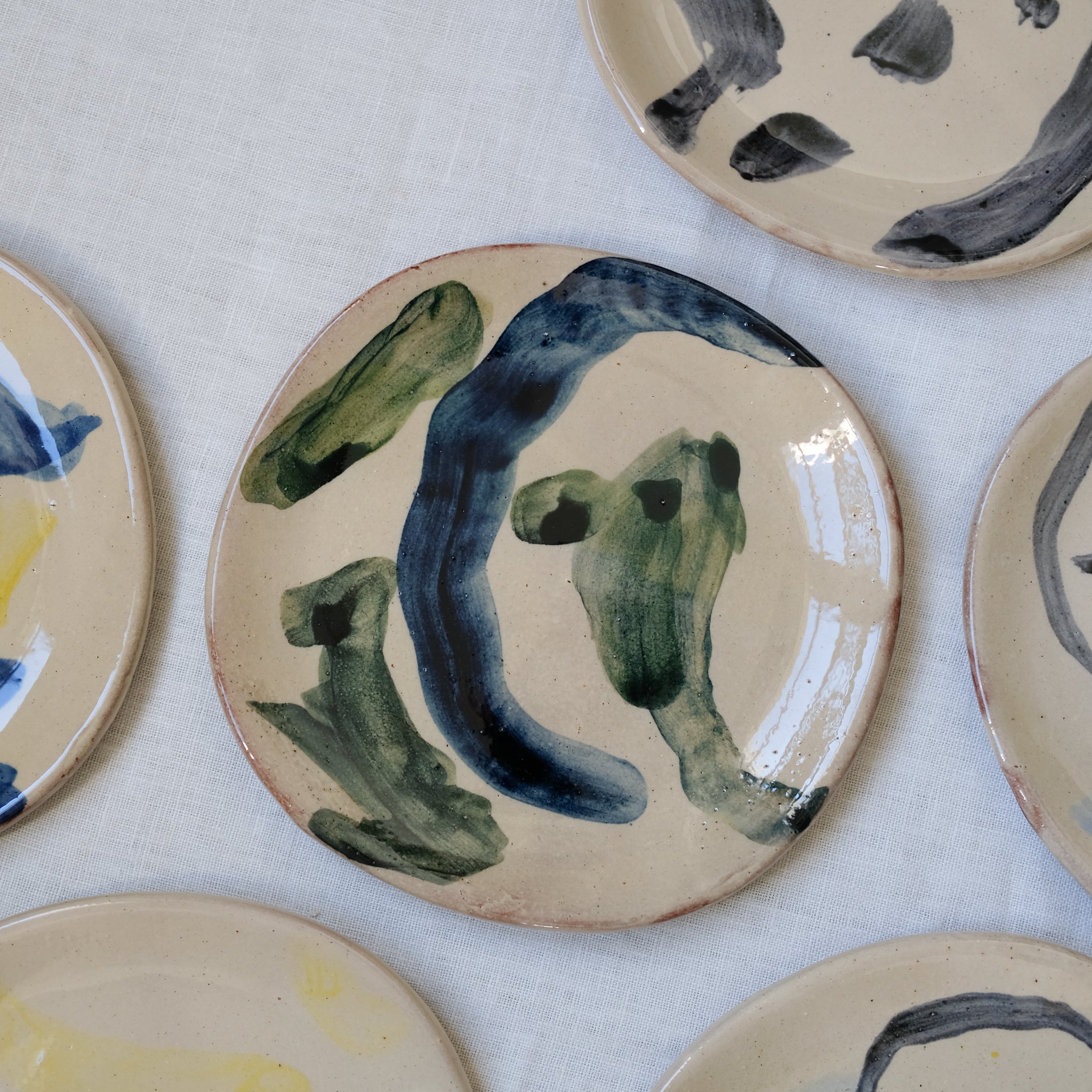 Assiette 06 en terre vernissée multicolore par Héloïse Bariol chez Brutal Ceramics